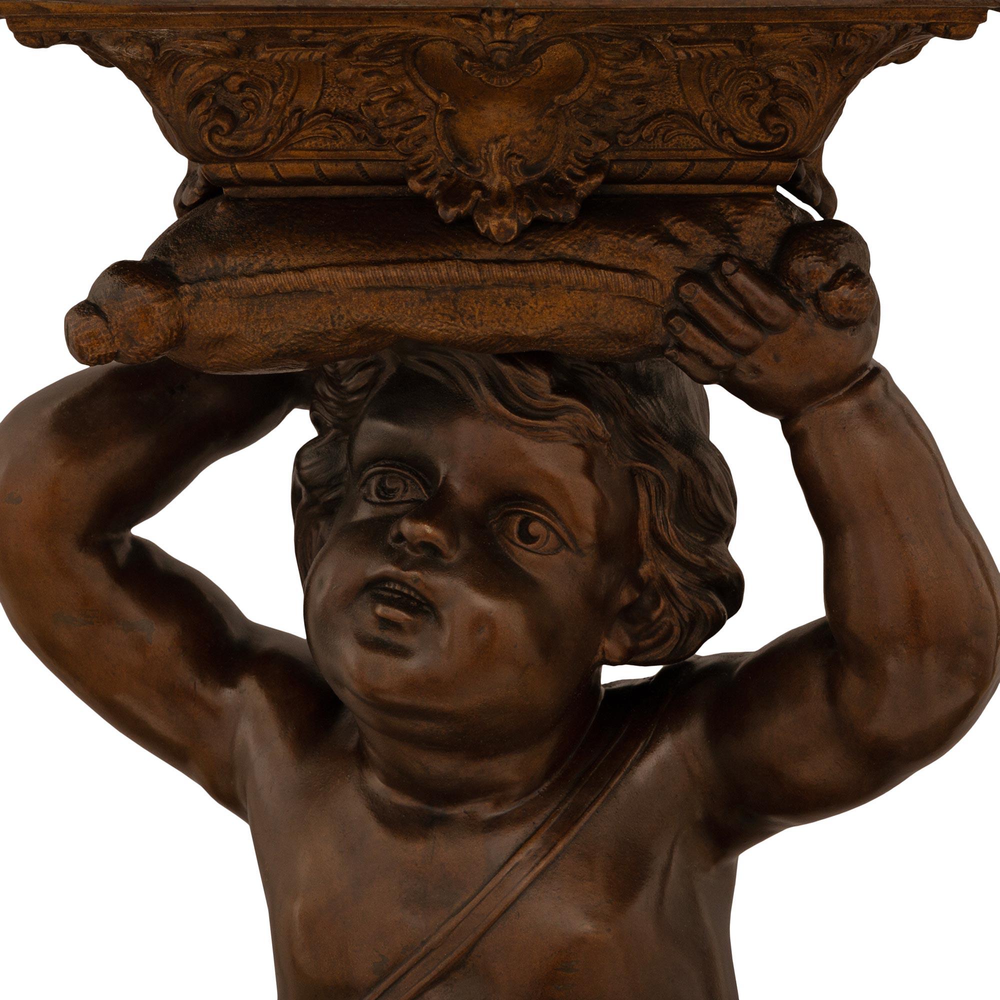 Ein echtes Paar französischer Sockel aus patinierter Bronze im Stil Louis XV des 19. im Zustand „Gut“ im Angebot in West Palm Beach, FL