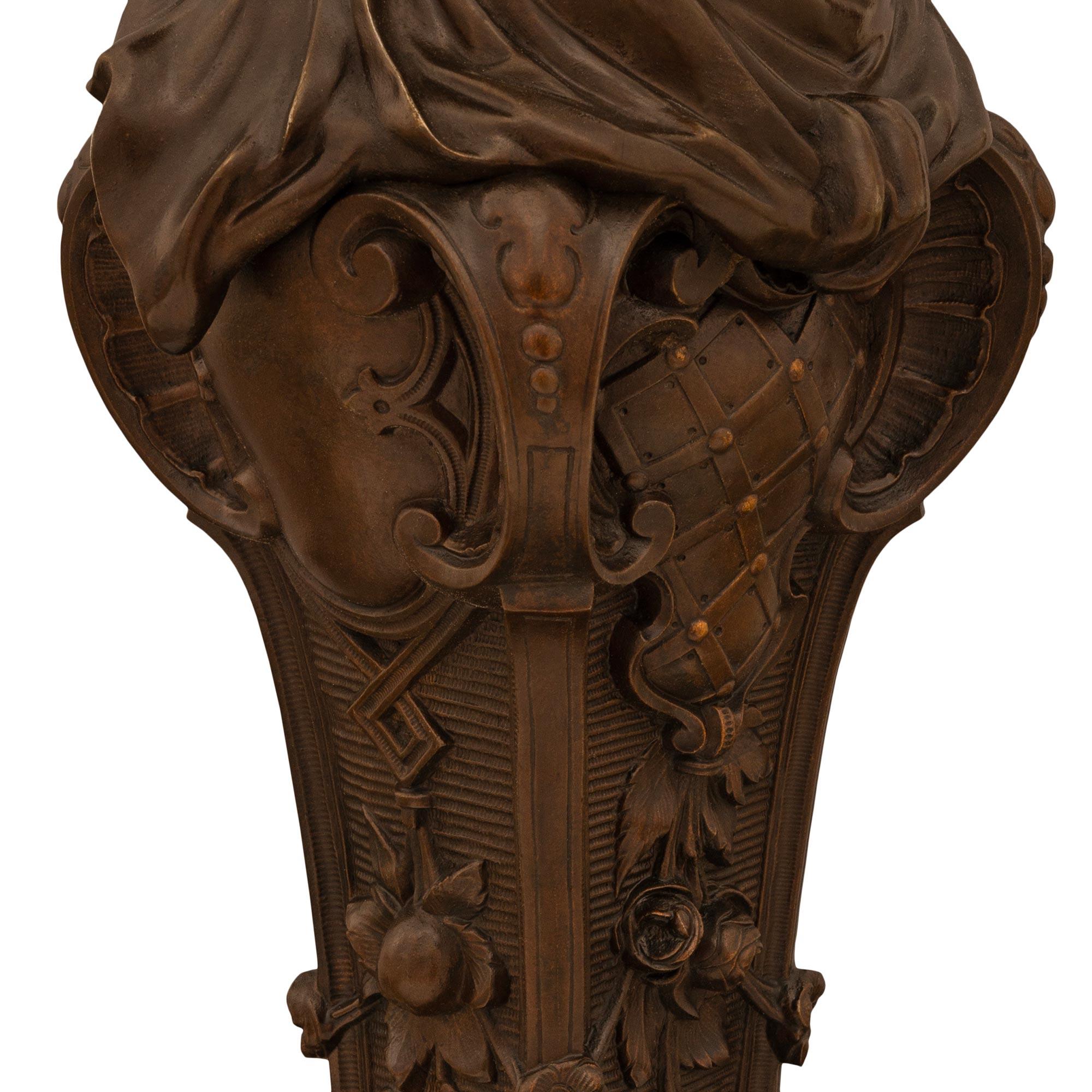 Ein echtes Paar französischer Sockel aus patinierter Bronze im Stil Louis XV des 19. im Angebot 1