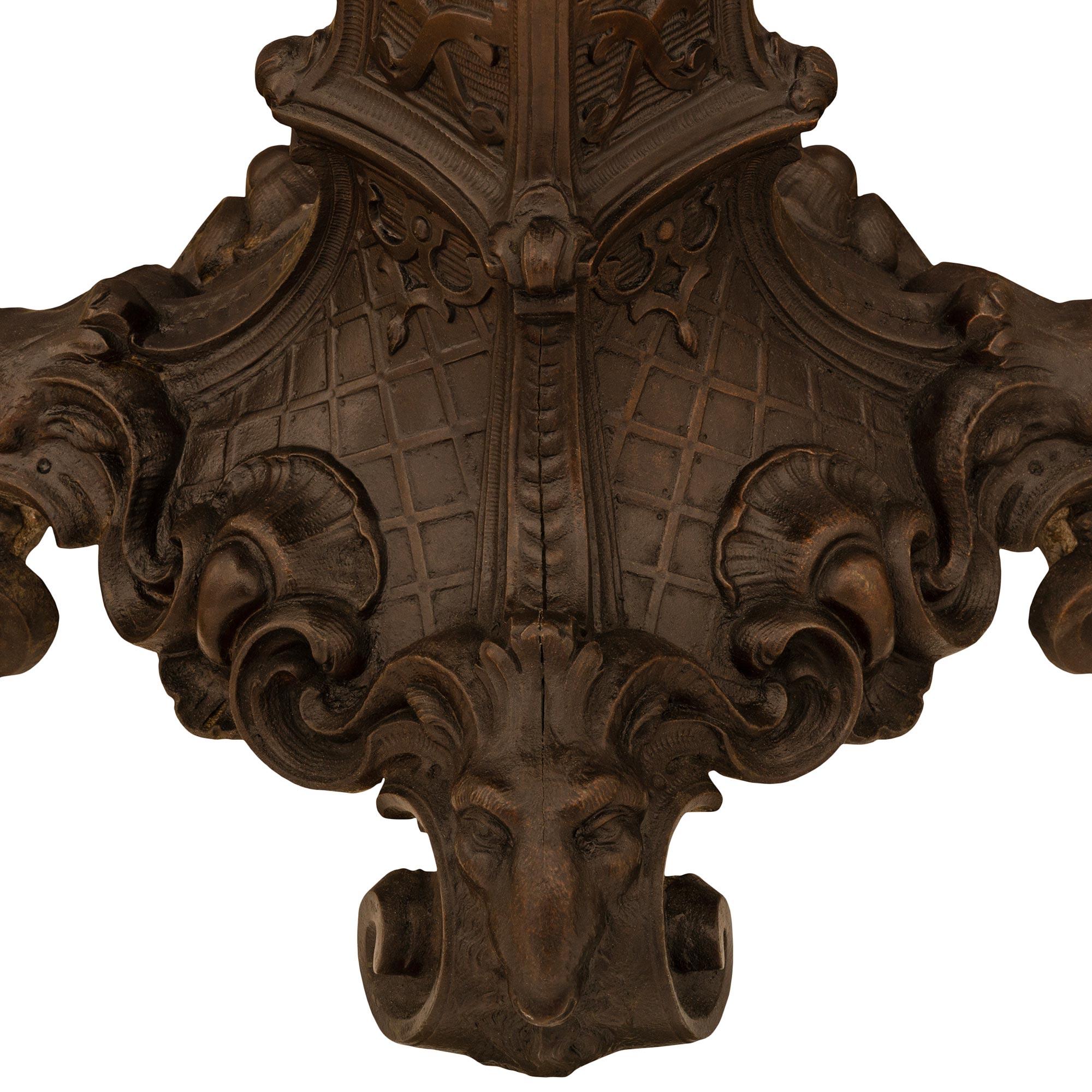 Ein echtes Paar französischer Sockel aus patinierter Bronze im Stil Louis XV des 19. im Angebot 2