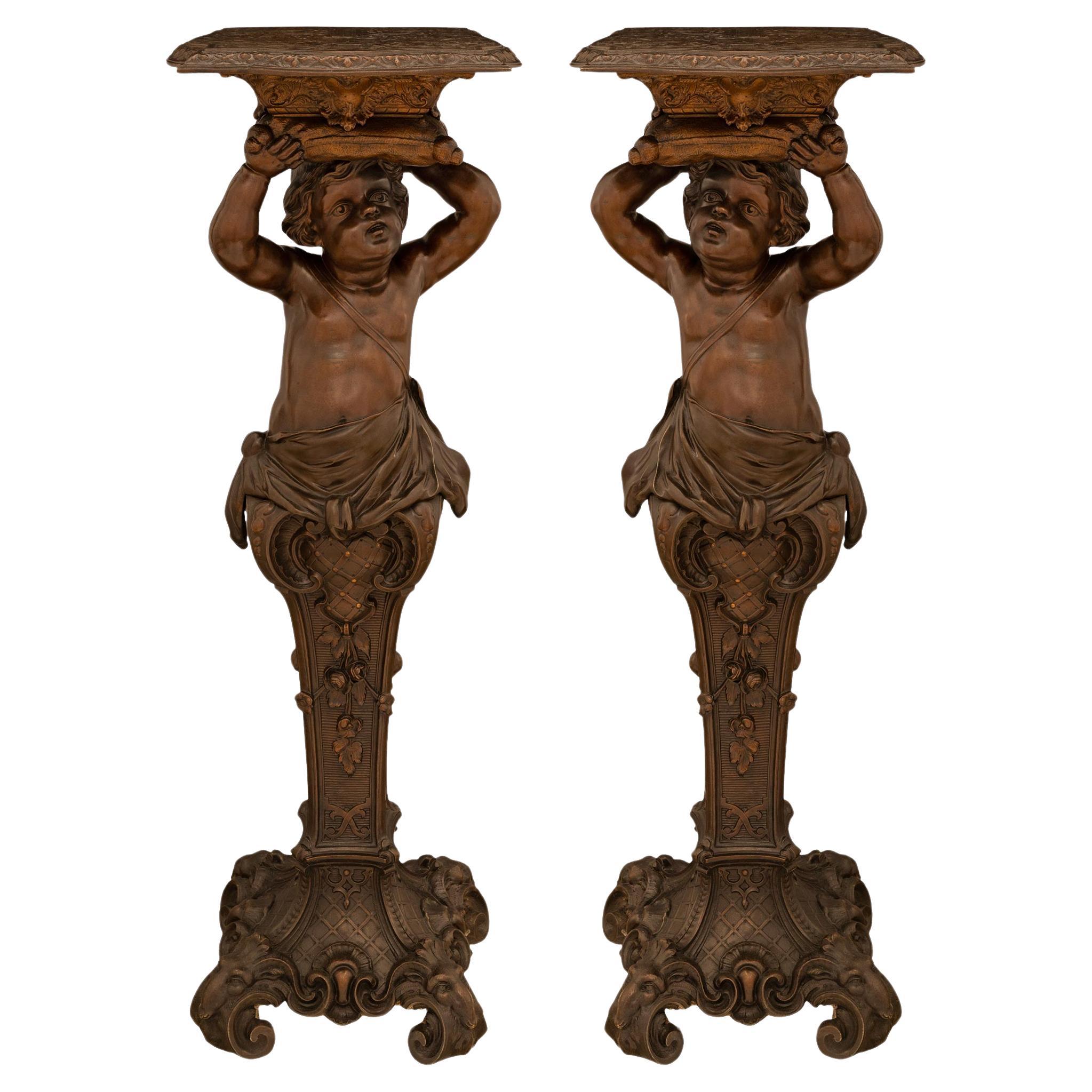 Ein echtes Paar französischer Sockel aus patinierter Bronze im Stil Louis XV des 19. im Angebot