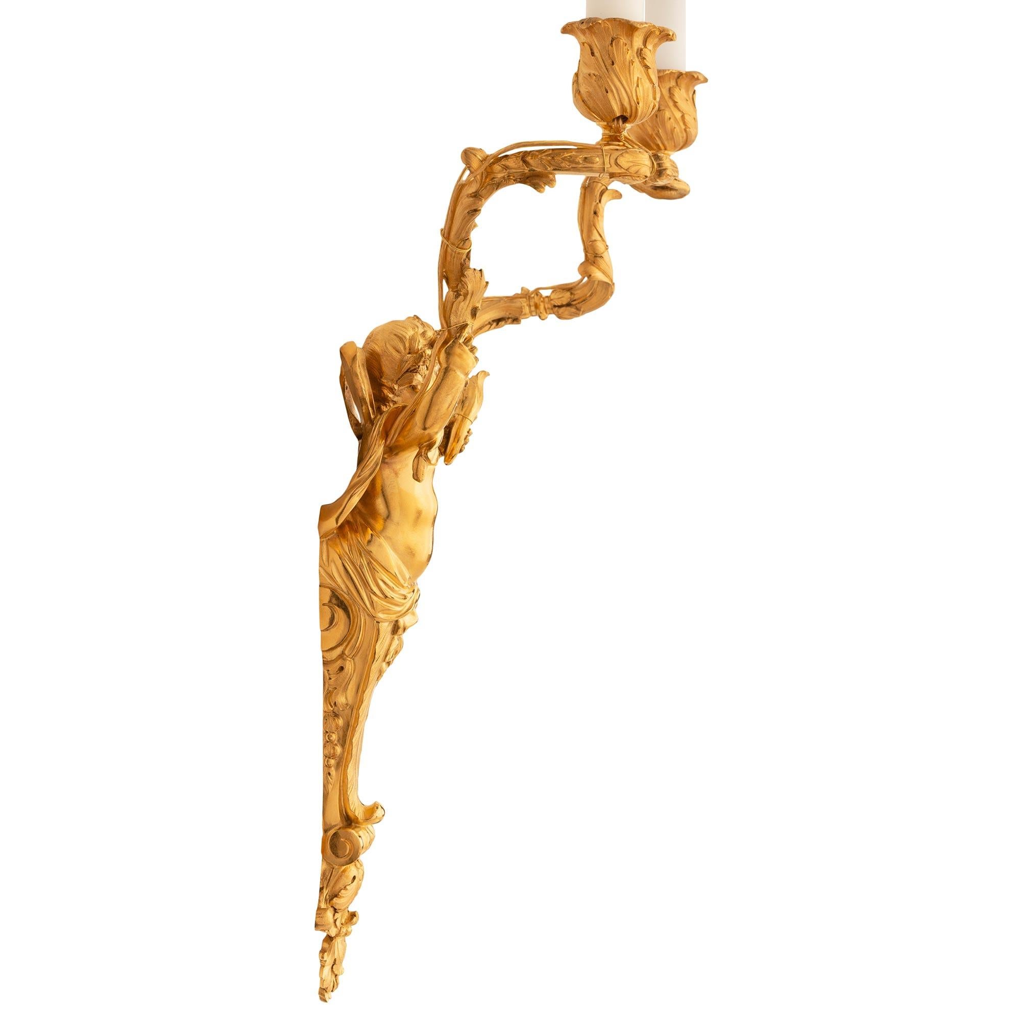 Un verdadero par de apliques de Ormolu del siglo XIX francés de estilo Luis XVI en Bueno estado para la venta en West Palm Beach, FL