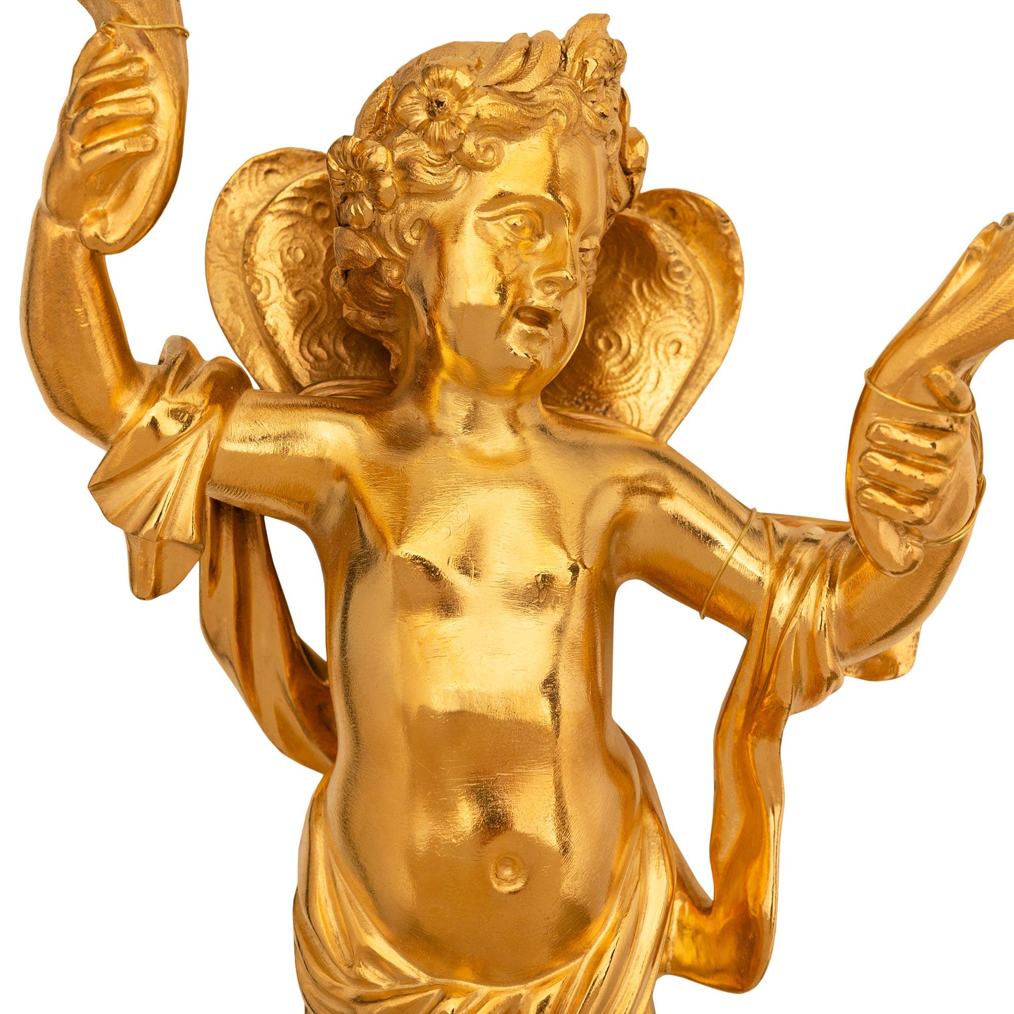 Un verdadero par de apliques de Ormolu del siglo XIX francés de estilo Luis XVI Ormolú en venta