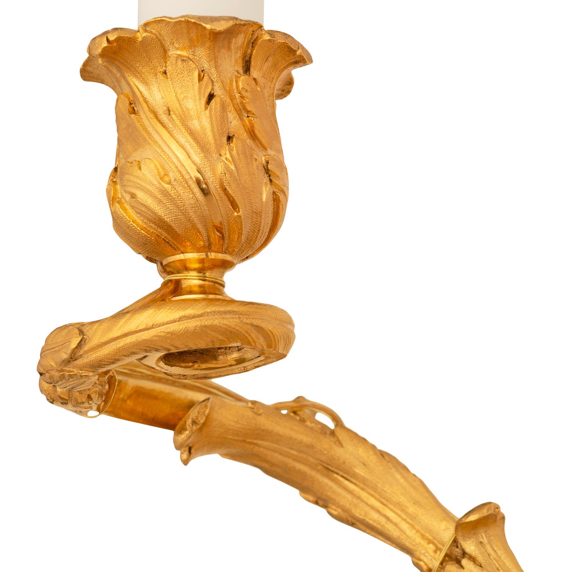 Un verdadero par de apliques de Ormolu del siglo XIX francés de estilo Luis XVI en venta 1