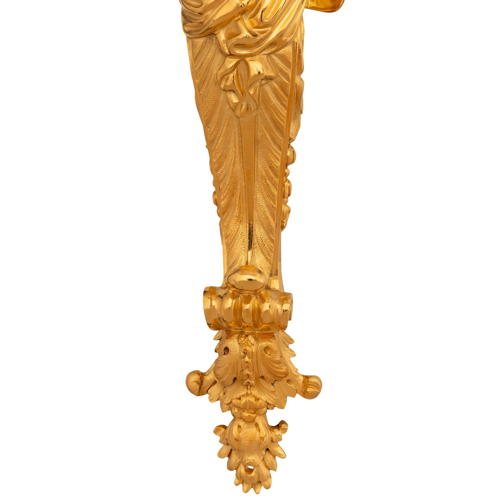 Un verdadero par de apliques de Ormolu del siglo XIX francés de estilo Luis XVI en venta 2