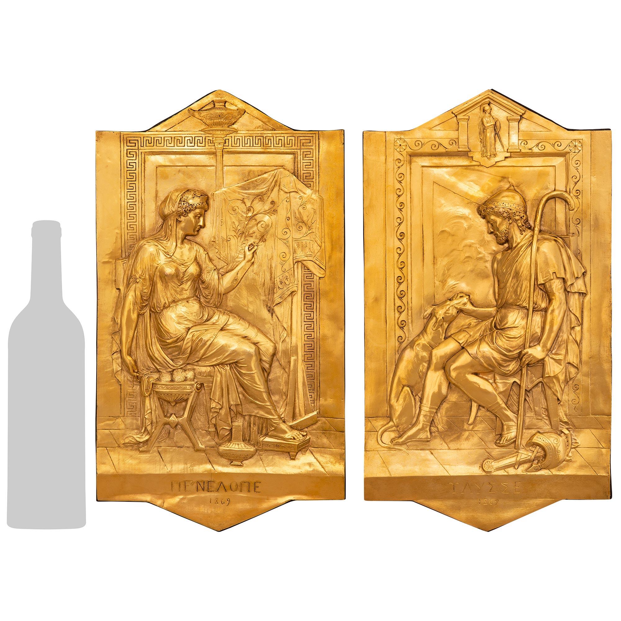 Une paire très unique et décorative de plaques en bronze doré de style néo-classique du 19ème siècle. Ormolu, datées de 1869. Chaque relief rectangulaire avec un socle et un chapiteau triangulaires est placé sur un panneau de bois avec des plaques