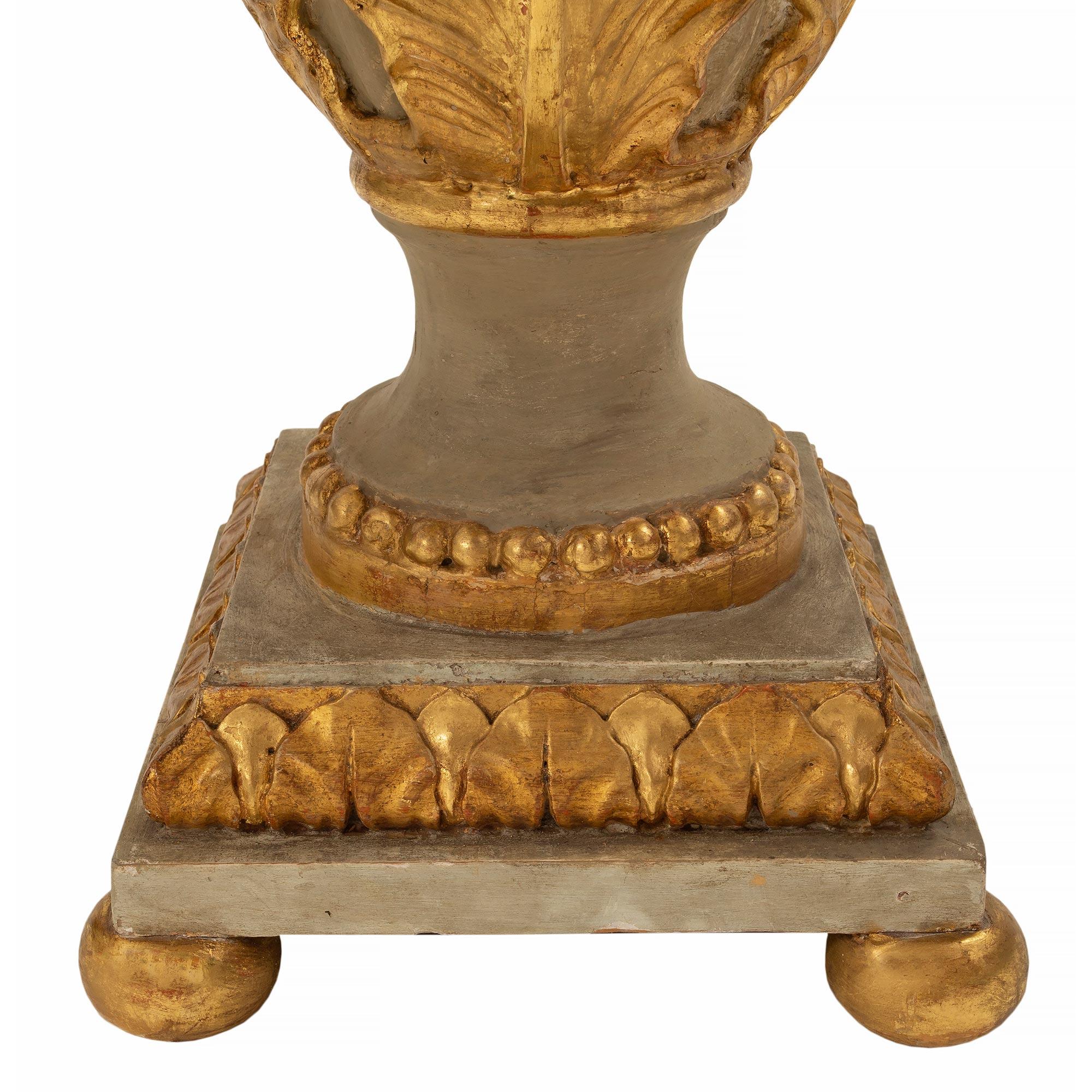 Paire de véritables lampadaires italiens en bois doré de style Louis XVI du début du XIXe siècle en vente 5