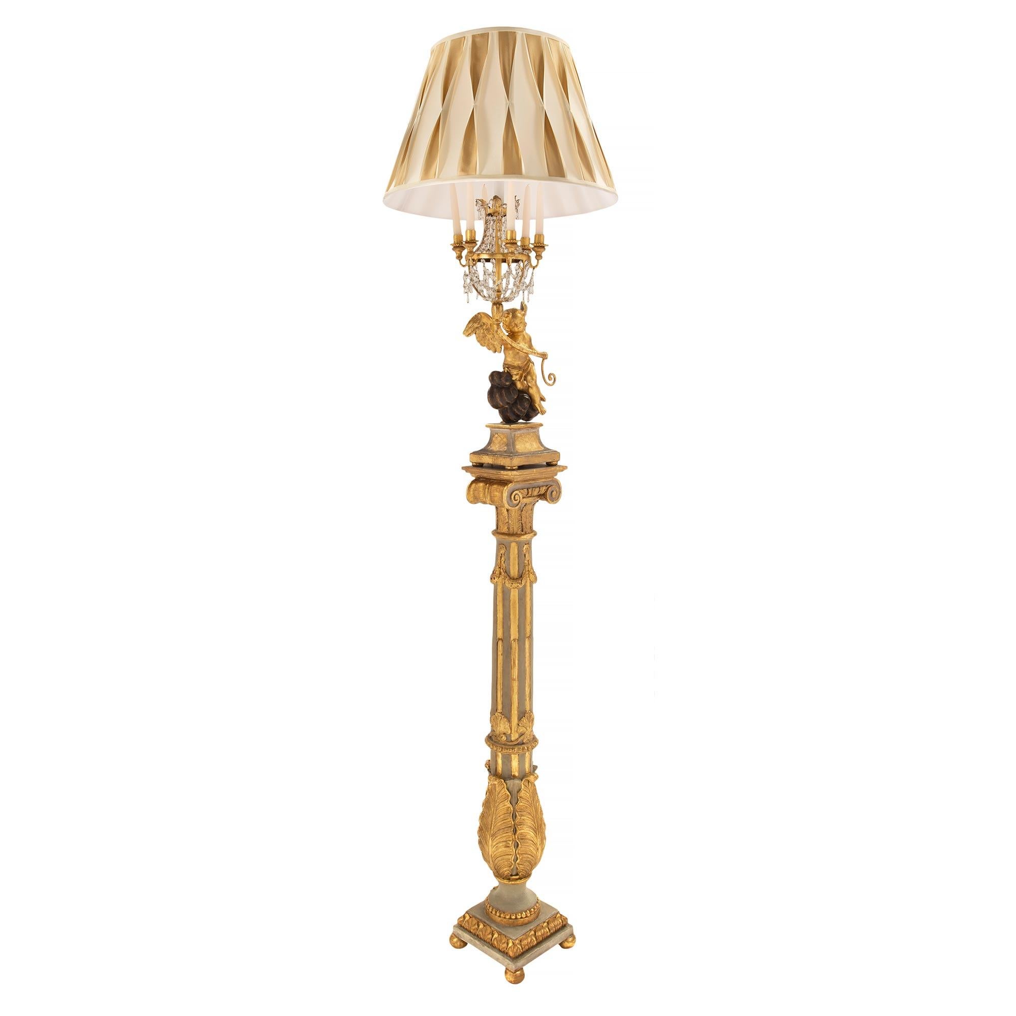 Une superbe paire de lampadaires italiens de style Louis XVI du début du XIXe siècle, patinés, en bois doré et polychromes noirs. Chaque lampadaire est surélevé par une base carrée avec de fins pieds en forme de boule et une bande enveloppante