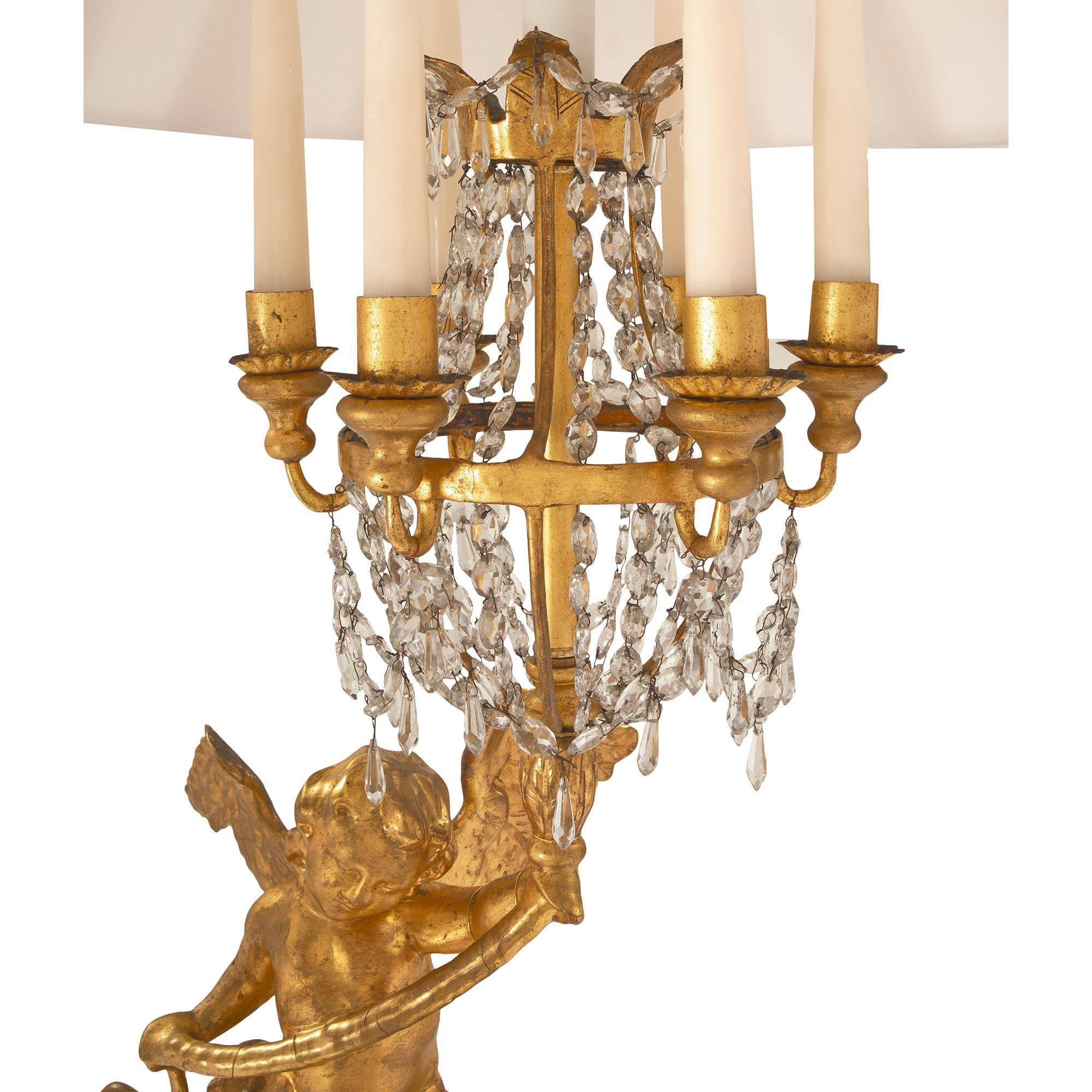 Patiné Paire de véritables lampadaires italiens en bois doré de style Louis XVI du début du XIXe siècle en vente