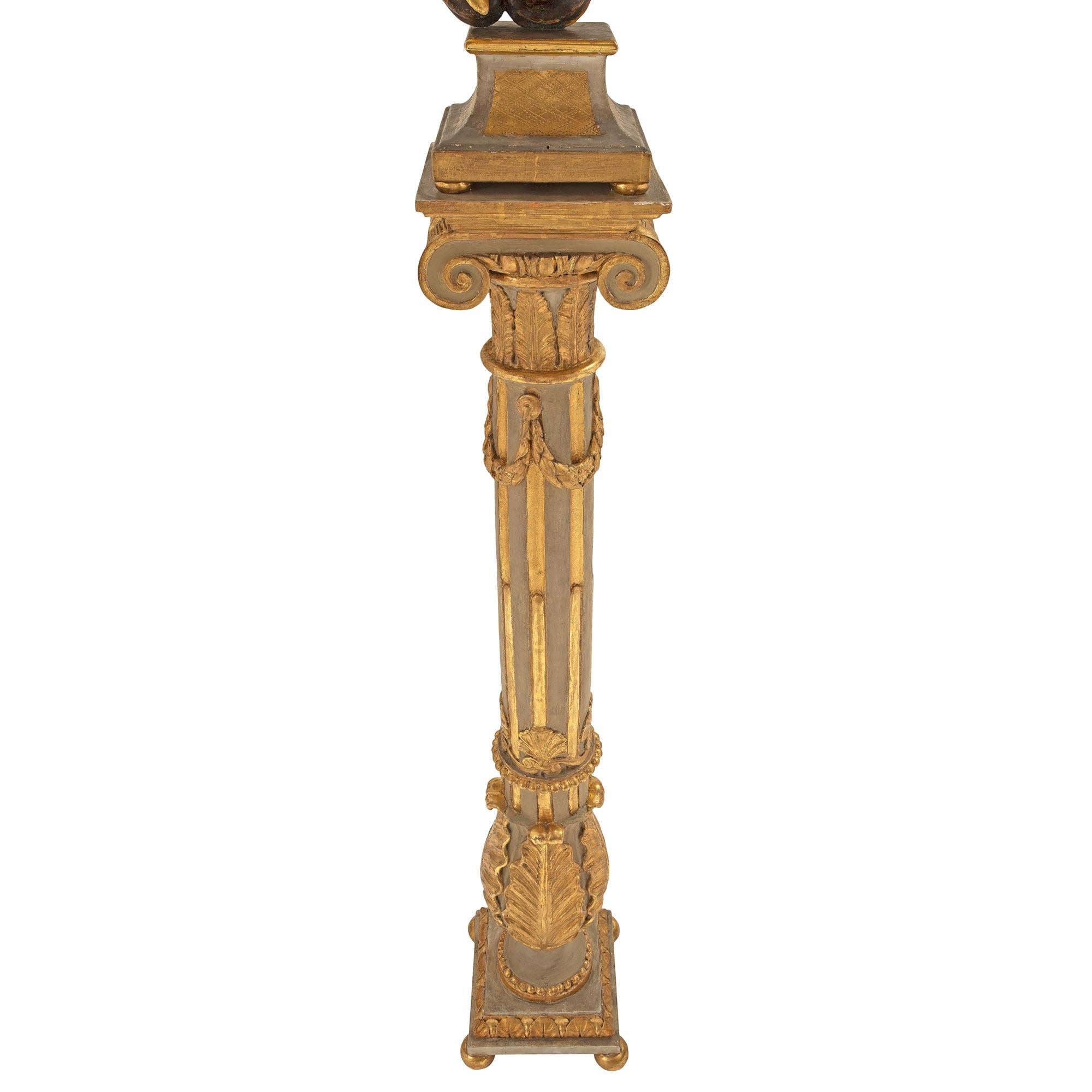 True True, Paar italienische Stehlampen aus vergoldetem Holz im Louis-XVI-Stil des frühen 19. Jahrhunderts (Patiniert) im Angebot
