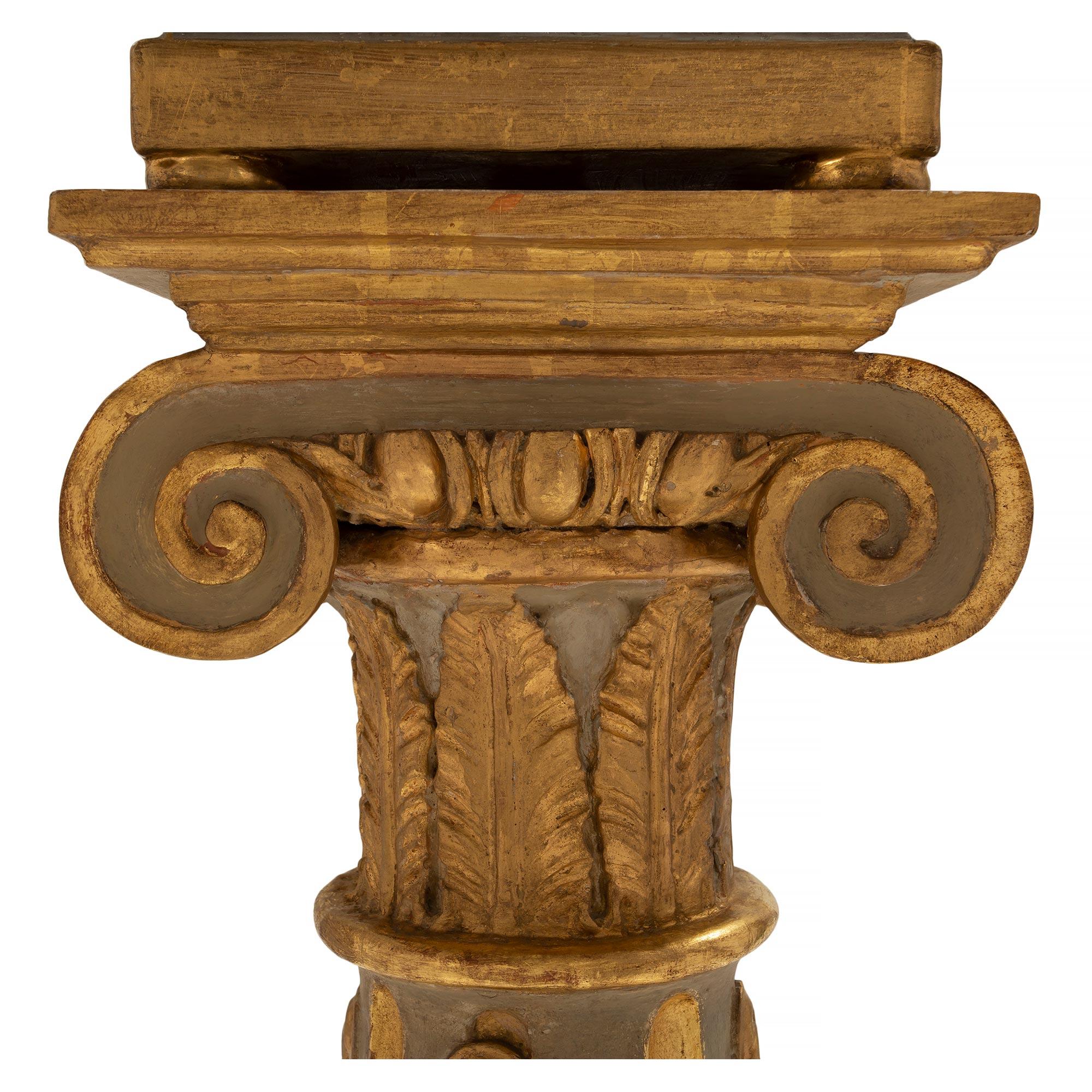 Paire de véritables lampadaires italiens en bois doré de style Louis XVI du début du XIXe siècle en vente 2