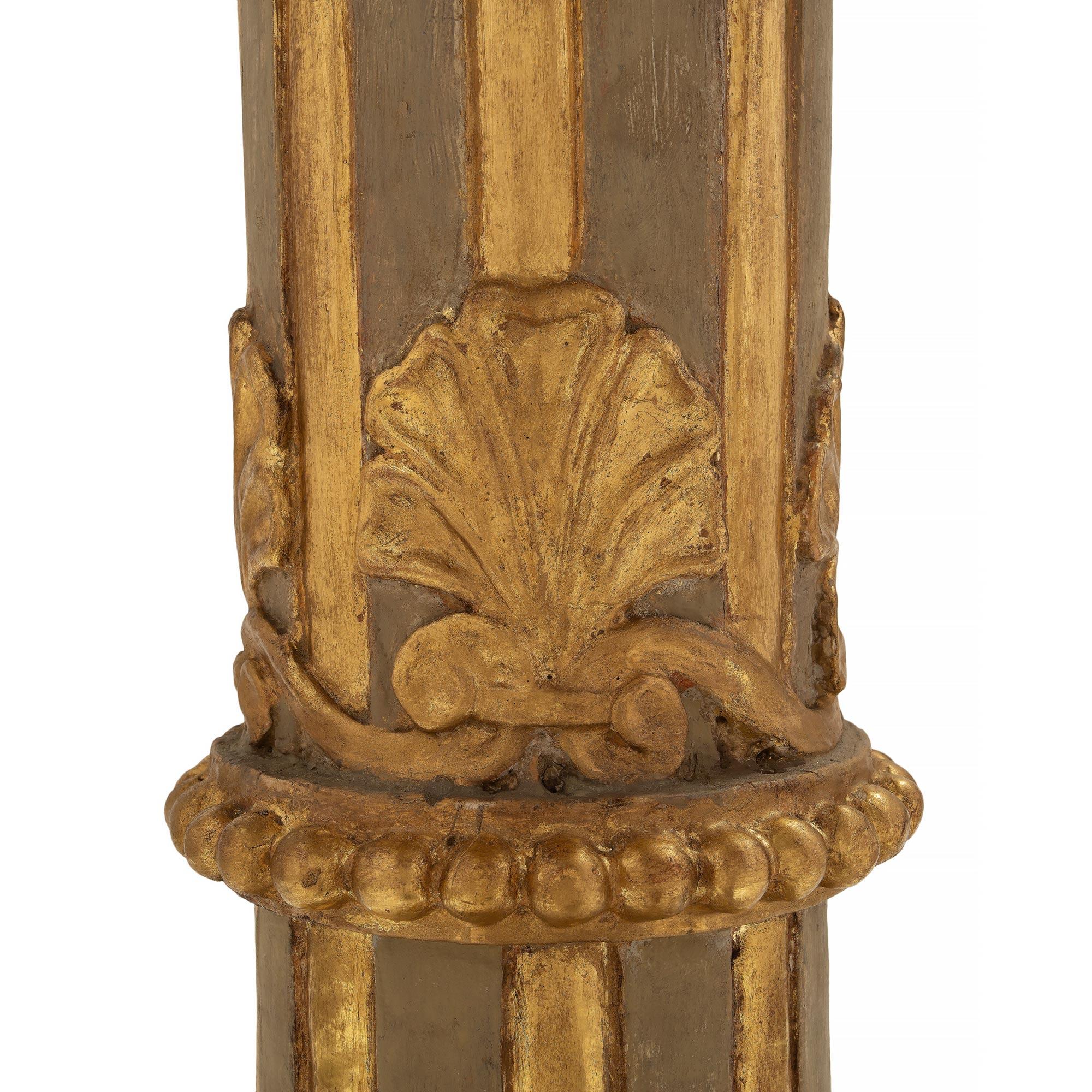Paire de véritables lampadaires italiens en bois doré de style Louis XVI du début du XIXe siècle en vente 3