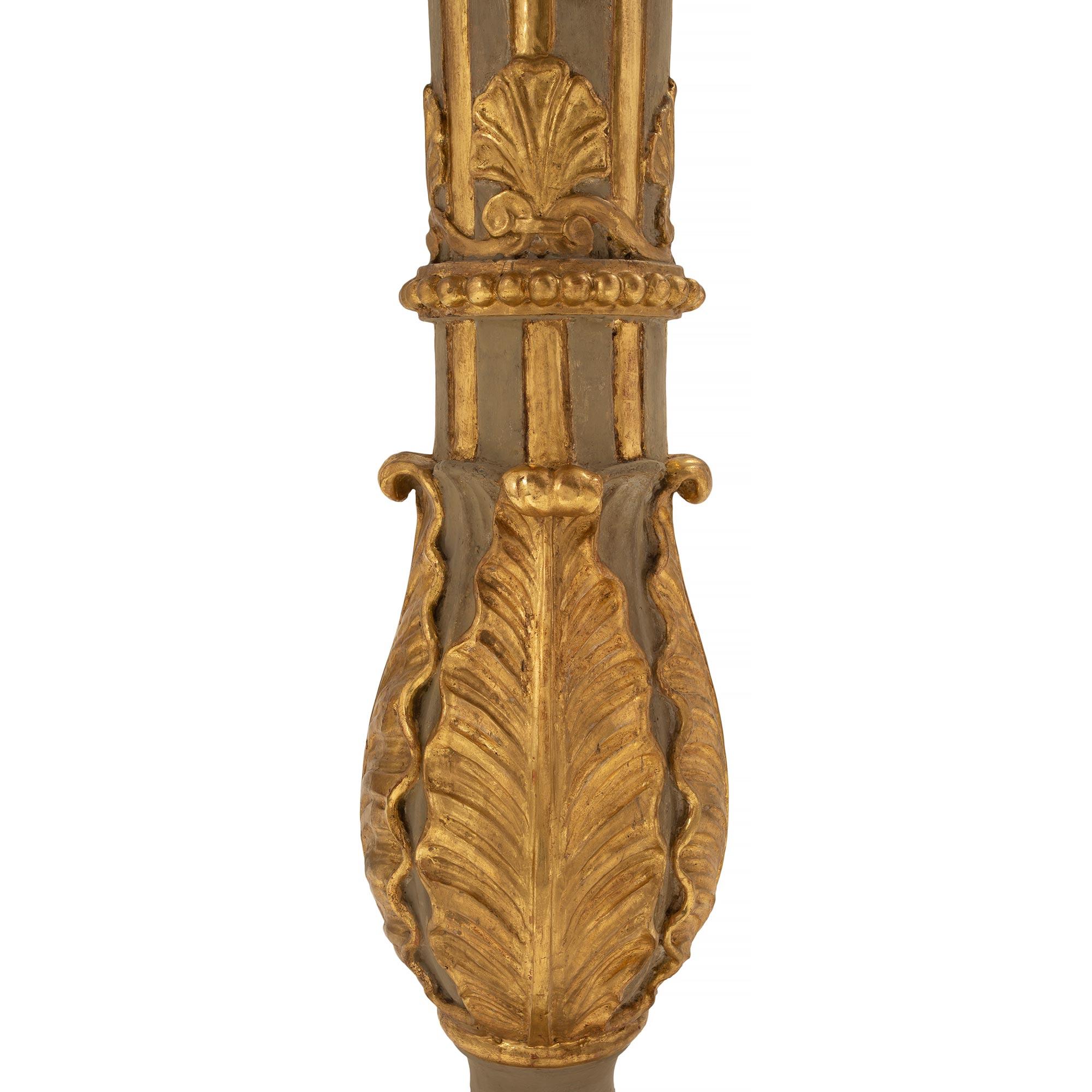 Paire de véritables lampadaires italiens en bois doré de style Louis XVI du début du XIXe siècle en vente 4