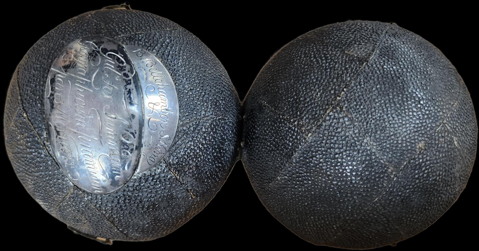 Un globe terrestre miniature de poche dans un étui céleste, 3 pouces / 6,8 cm. Le globe est composé de 12 magnifiques gores vernis et gravés, colorés à la main, qui s'étendent d'un pôle à l'autre. Dans l'étui d'origine en peau de poisson noire avec