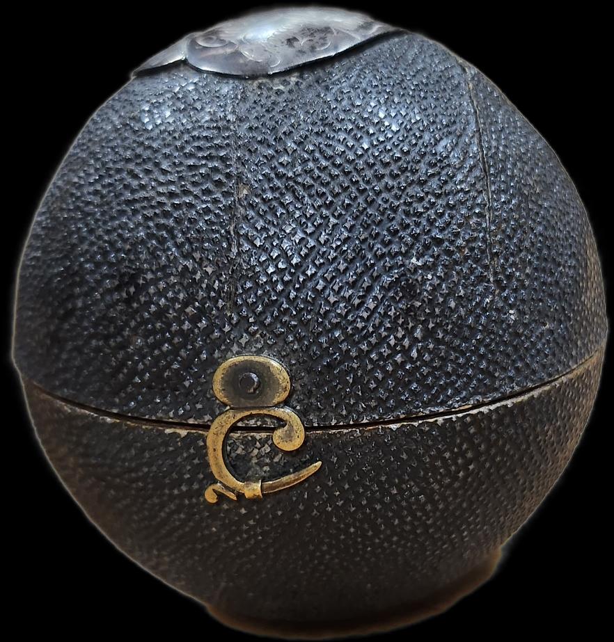Autre Un magnifique globe de poche terrestre miniature en vente