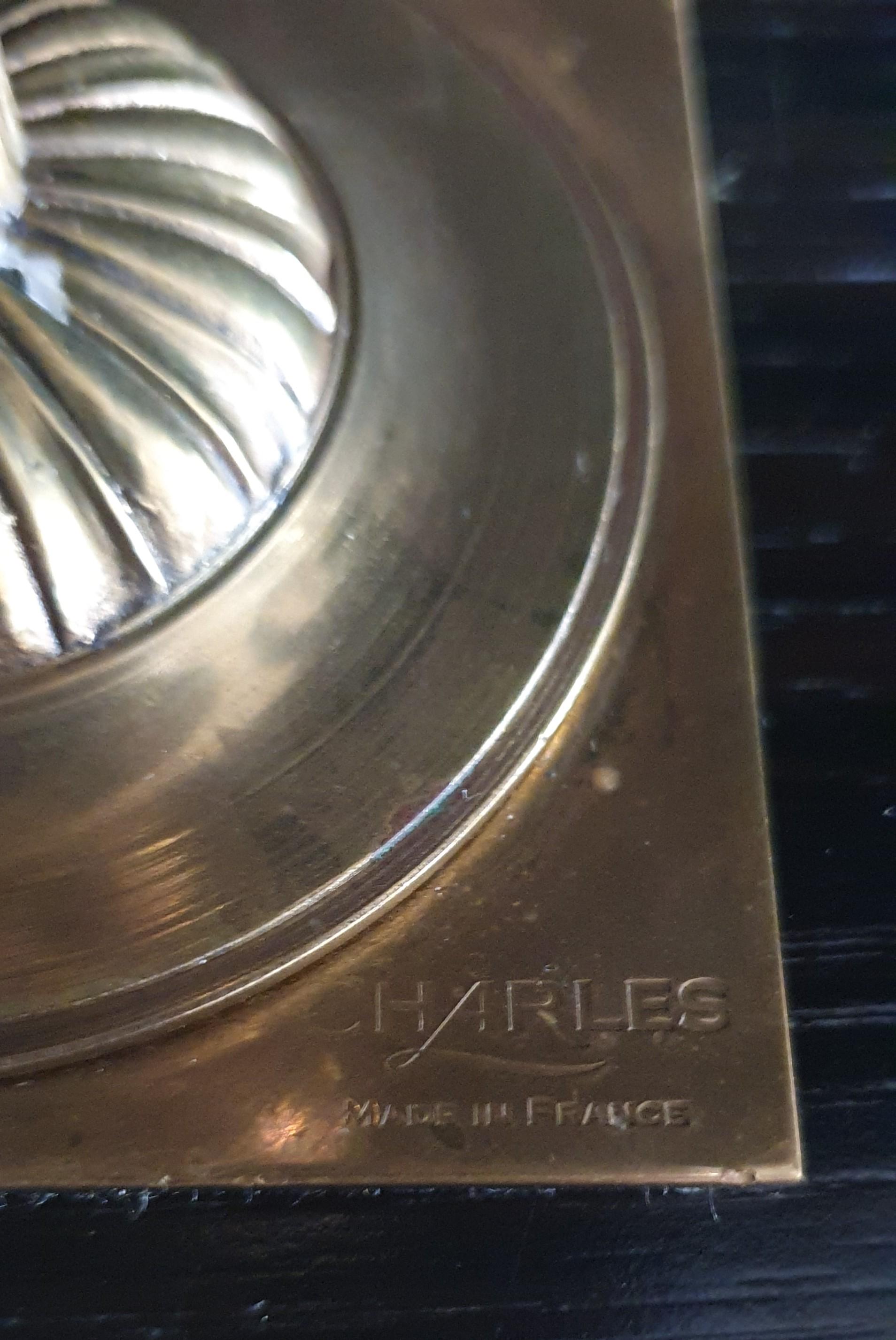 Se trata de un par de candelabros únicos del mundialmente famoso fabricante de esculturas de bronce Maison Charles de París. Y sé que son un par único, ya que fueron fabricados especialmente para mí por la fundición cuando fui distribuidor exclusivo