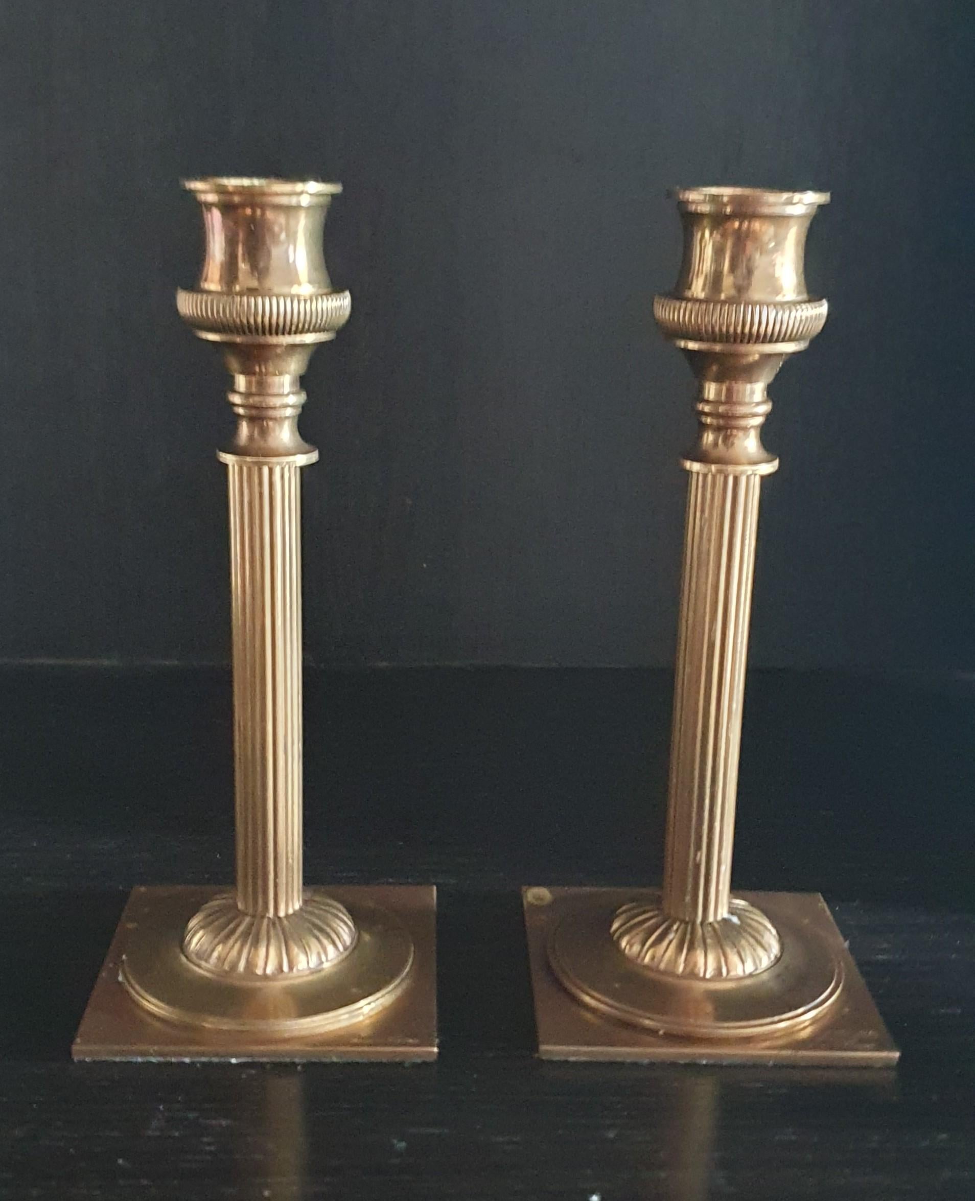 Un par de candelabros de bronce de la Maison Charles, únicos en su género y hechos a mano Estilo Adán en venta