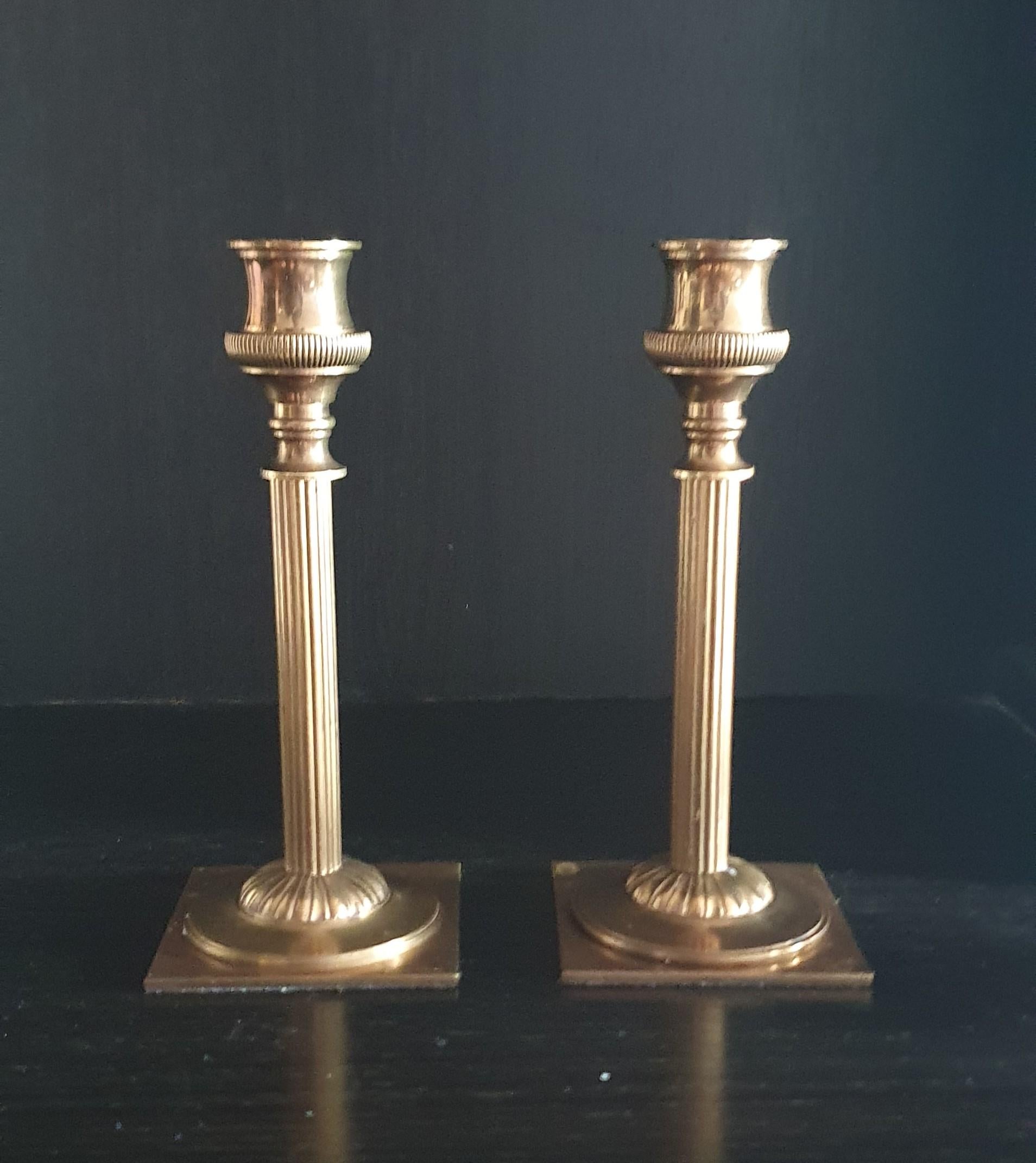 Un par de candelabros de bronce de la Maison Charles, únicos en su género y hechos a mano Bronceado en venta