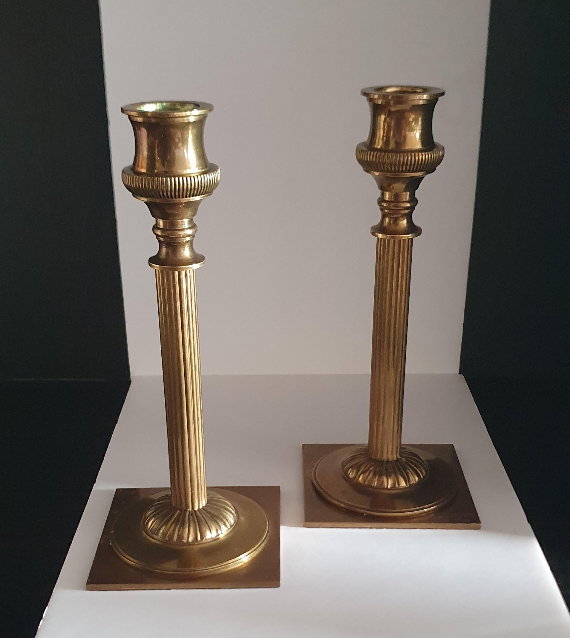 Un par de candelabros de bronce de la Maison Charles, únicos en su género y hechos a mano Bronce en venta