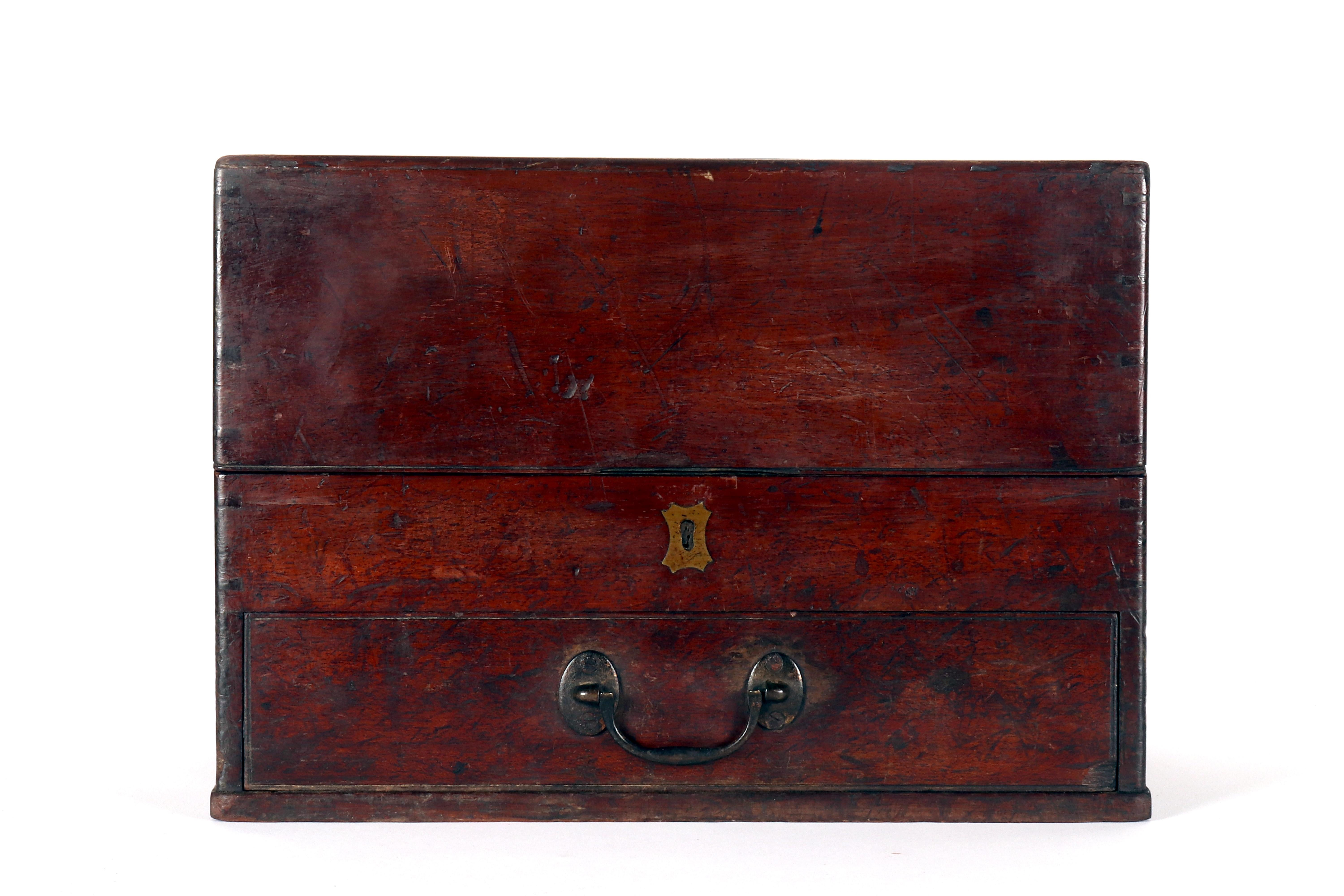 Armadio da viaggio a baule in legno di mogano e ottone, Inghilterra, 1790. in vendita 11