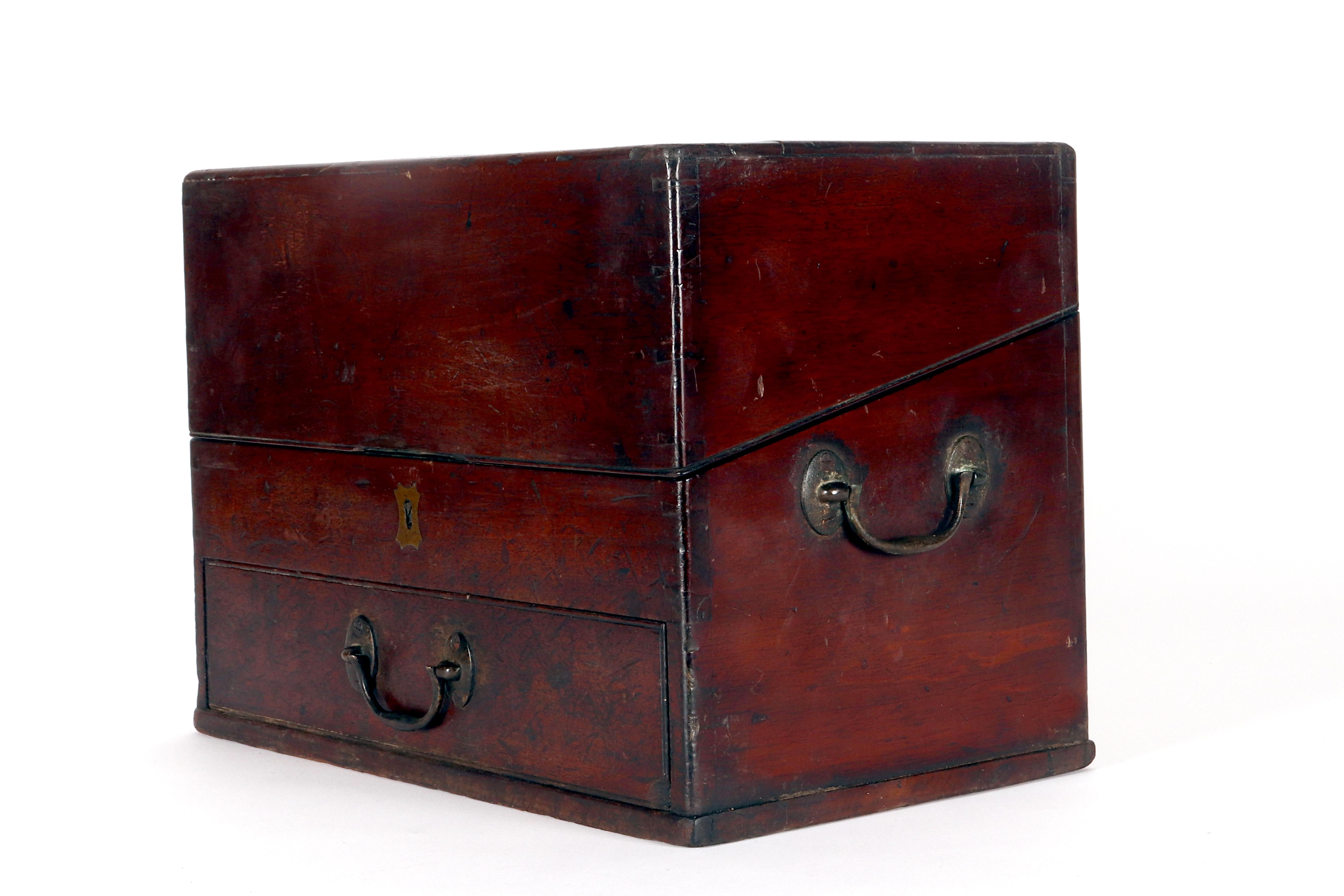 Armadio da viaggio a baule in legno di mogano e ottone, Inghilterra, 1790. in vendita 12