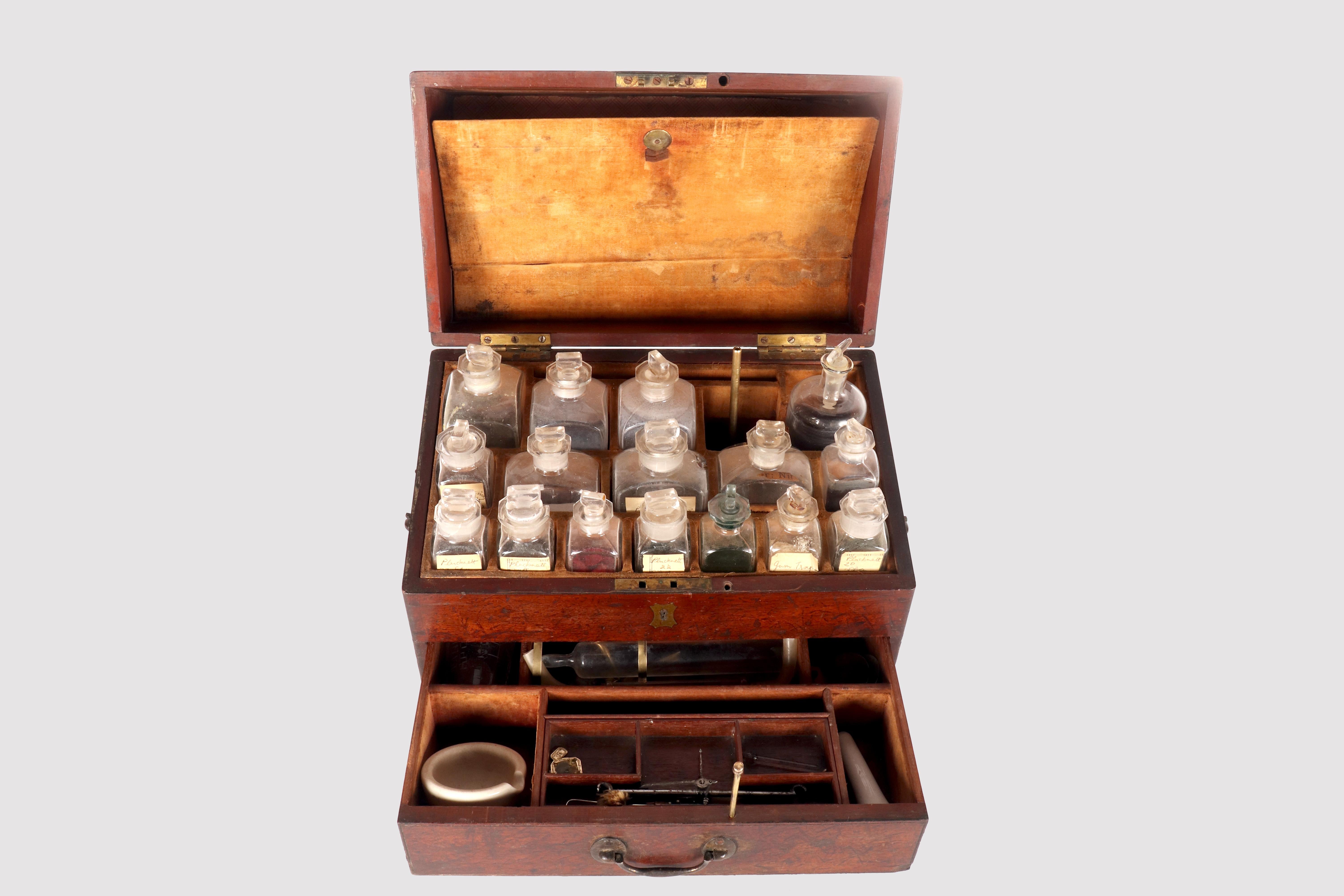 Spezieria da viaggio inglese in mogano Sipo (Entandrophragma utile) e ottone con base rettangolare, cassetto frontale, piano apribile e maniglie metalliche a forma di 