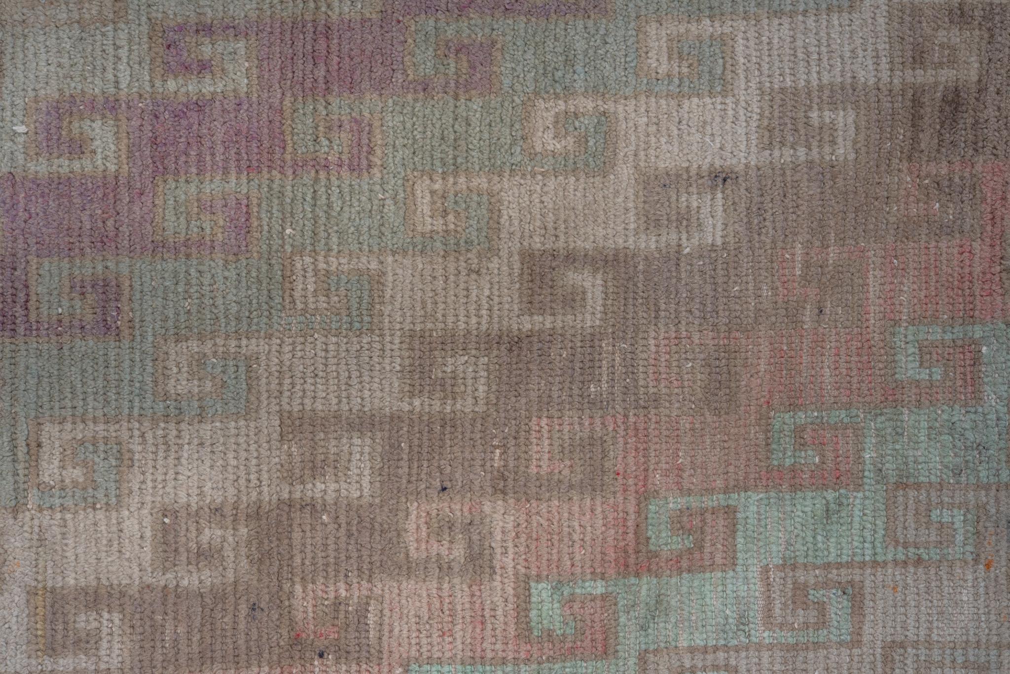 A Tulu Rug circa 1930. In Good Condition For Sale In Philadelphia, PA