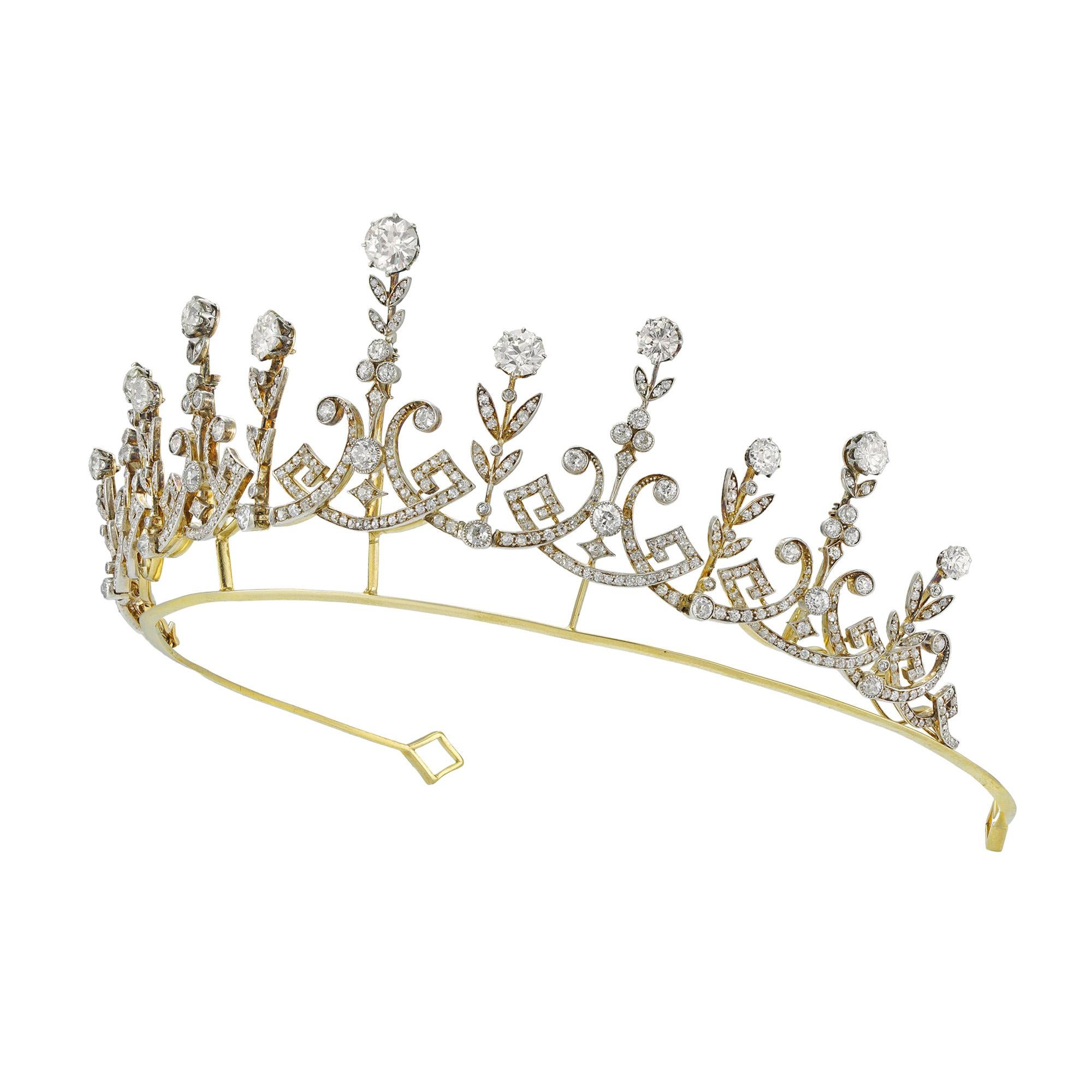 Diadème à franges serti de diamants, datant du début du 20e siècle, la base étant constituée de sections de volutes géométriques ajourées et entrecroisées, serties de petits diamants de taille ancienne dont le poids total est estimé à 3¼ carats,