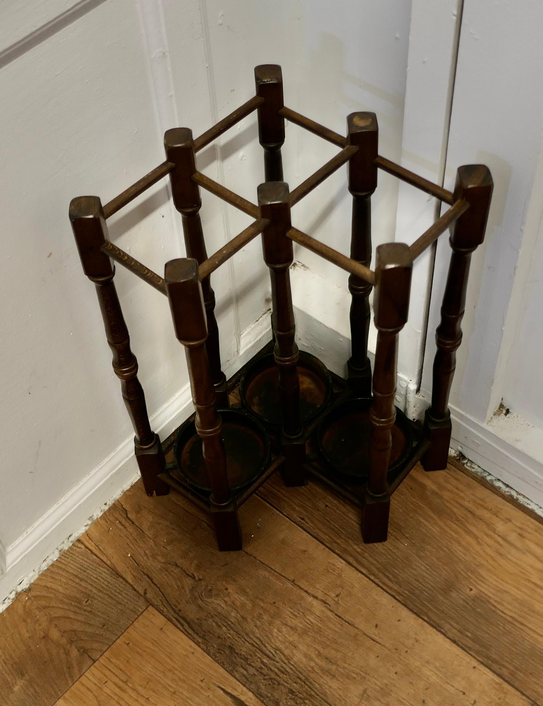 A Turned Beech Corner Stick and Umbrella Stand In Good Condition For Sale In Chillerton, Isle of Wight