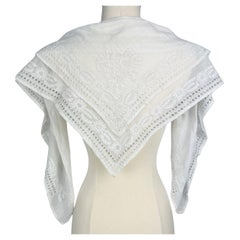 Uno scialle di mussola di cotone ricamato e rivoltato - Francia Circa 1800