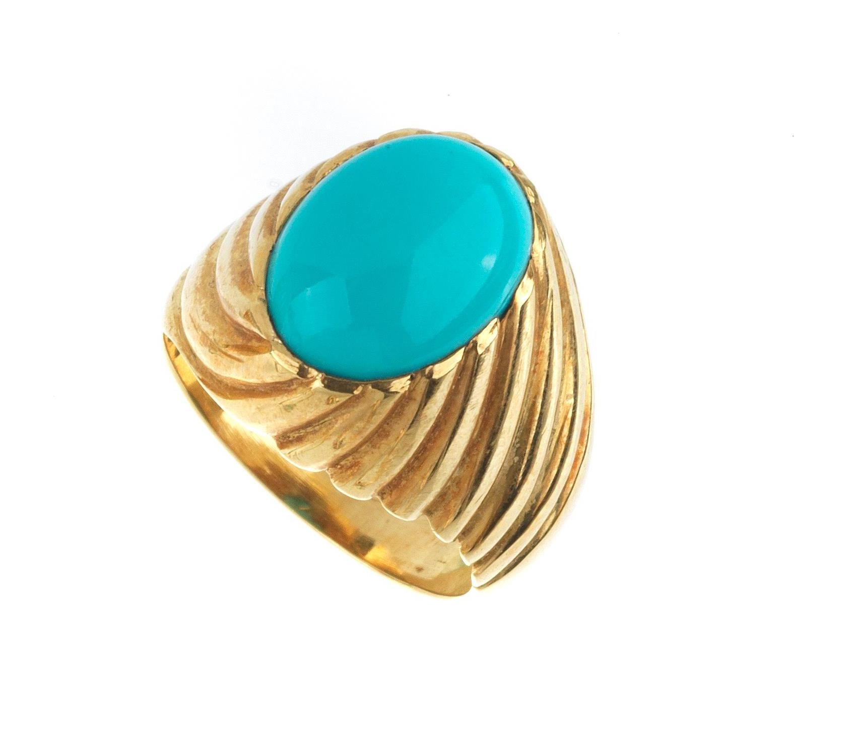 centering an oval-shaped turquoise cabochon, the woven motif mount.
Weight : 11,6gr.
Size : 7 1/4
