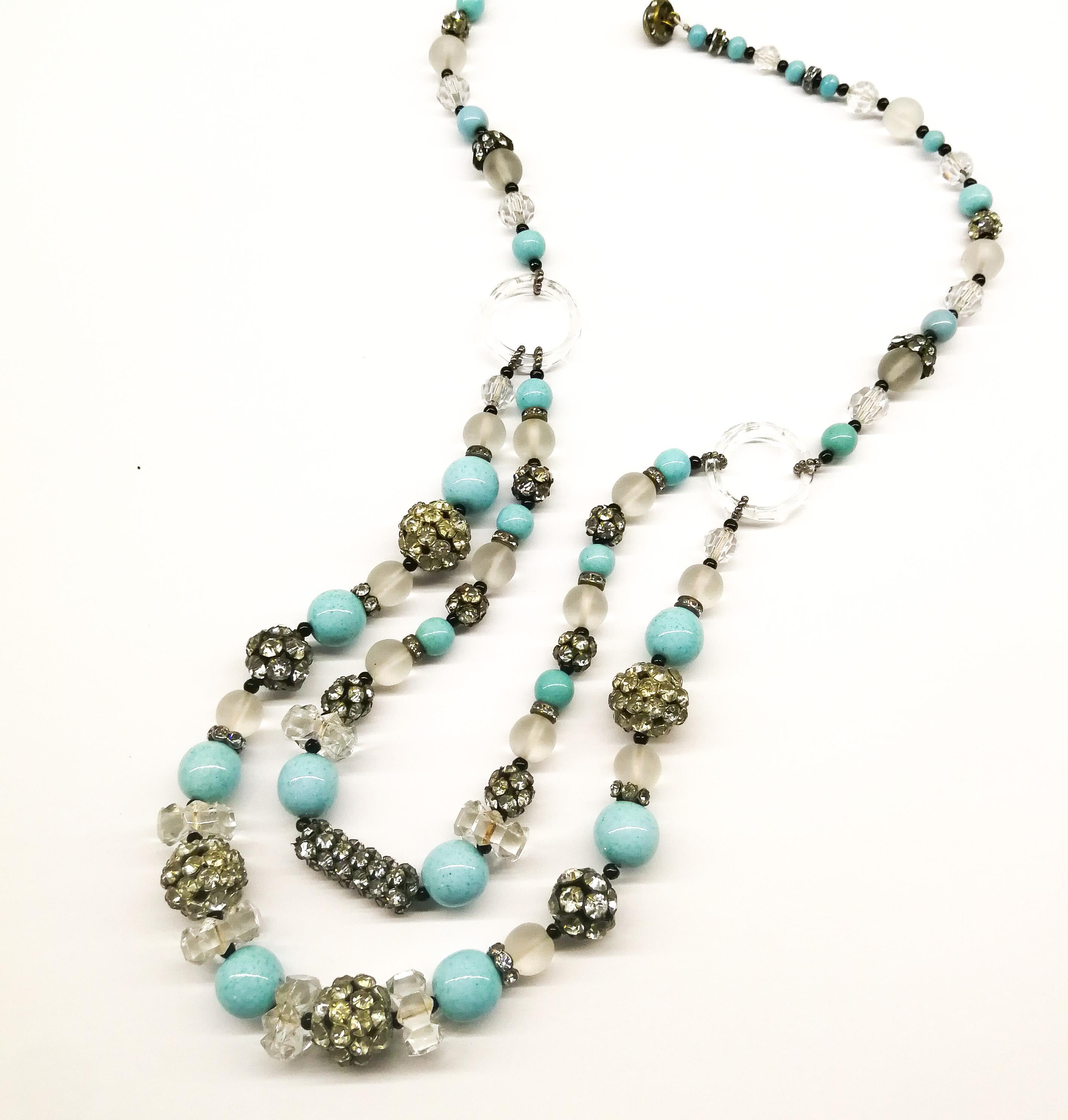 This beautiful beaded necklace, highly characteristic of the 1920s, has a bright and dramatic colour combination of turquoise and black, interspersed with frosted and clear glass beads, and clear paste elements. A single row descends to a faceted