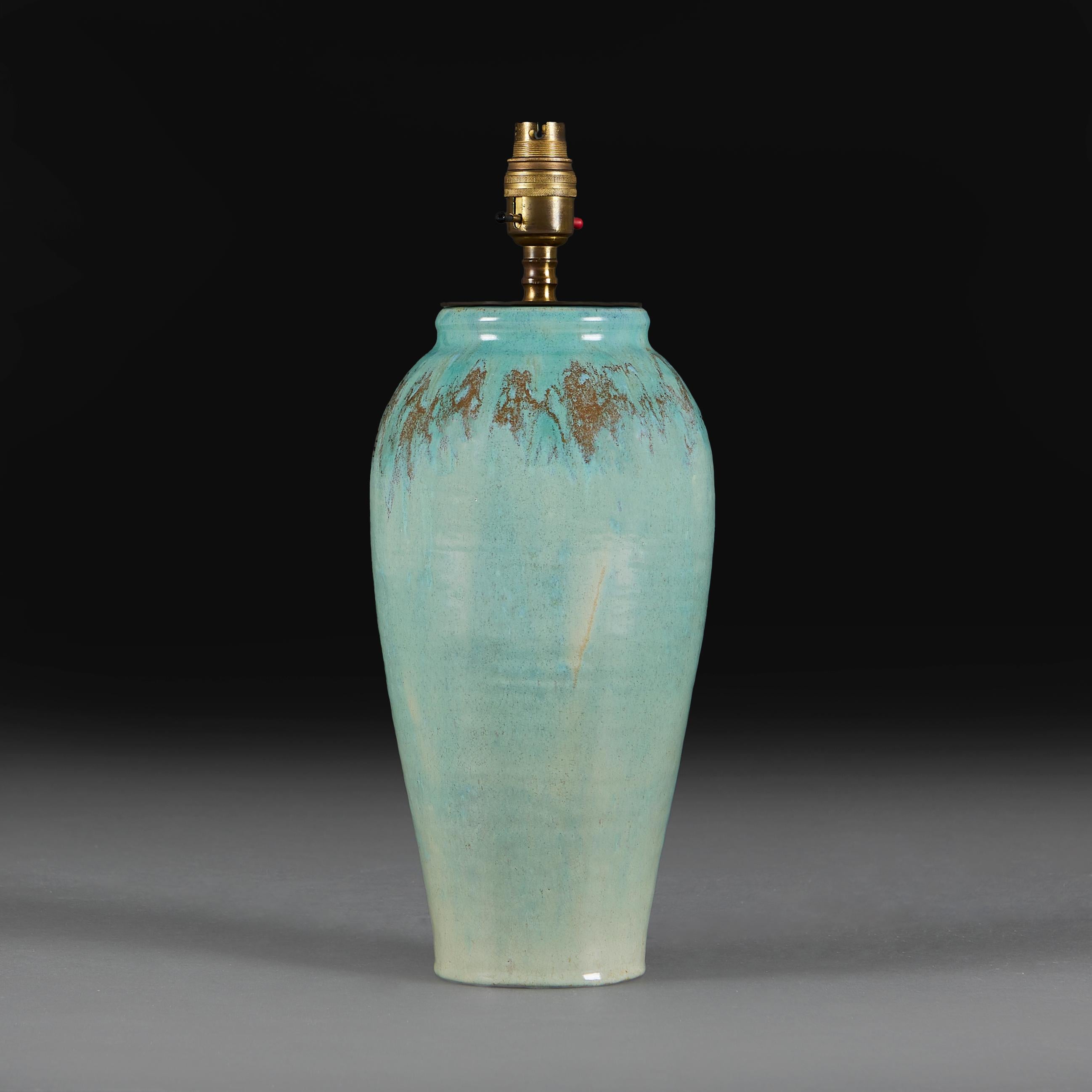 Un vase turquoise inhabituel du début du 20e siècle avec une glaçure en éclaboussures à la manière de l'usine de Pierrefonds.

Veuillez noter :

Abat-jour non compris. Lampe photographiée avec un abat-jour Pembroke en carton crème pâle de 16