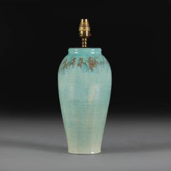 Un jarrón turquesa de cerámica artística ahora como lámpara