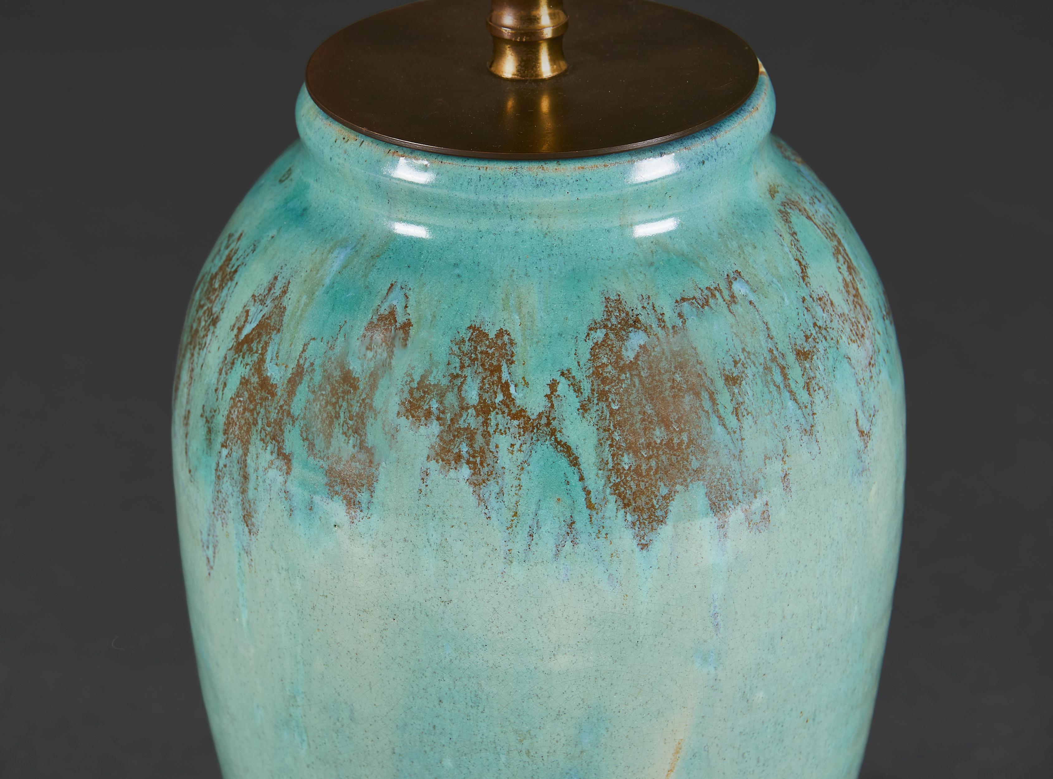 Français Vase d'art turquoise transformé en lampe en vente