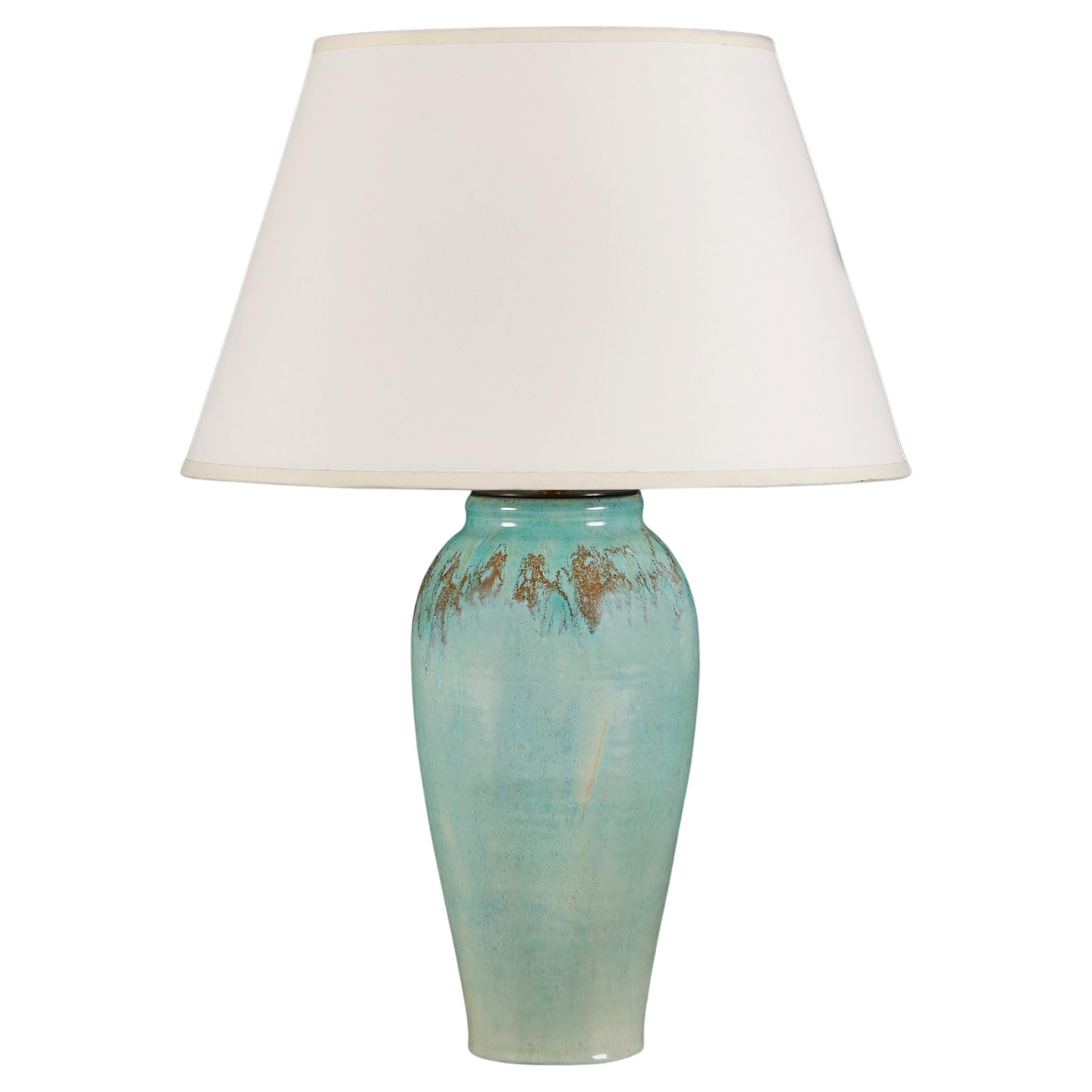 Eine türkisfarbene Kunstkeramik-Vase, jetzt als Lampe