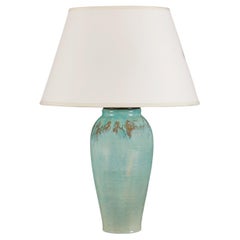 Eine türkisfarbene Kunstkeramik-Vase, jetzt als Lampe