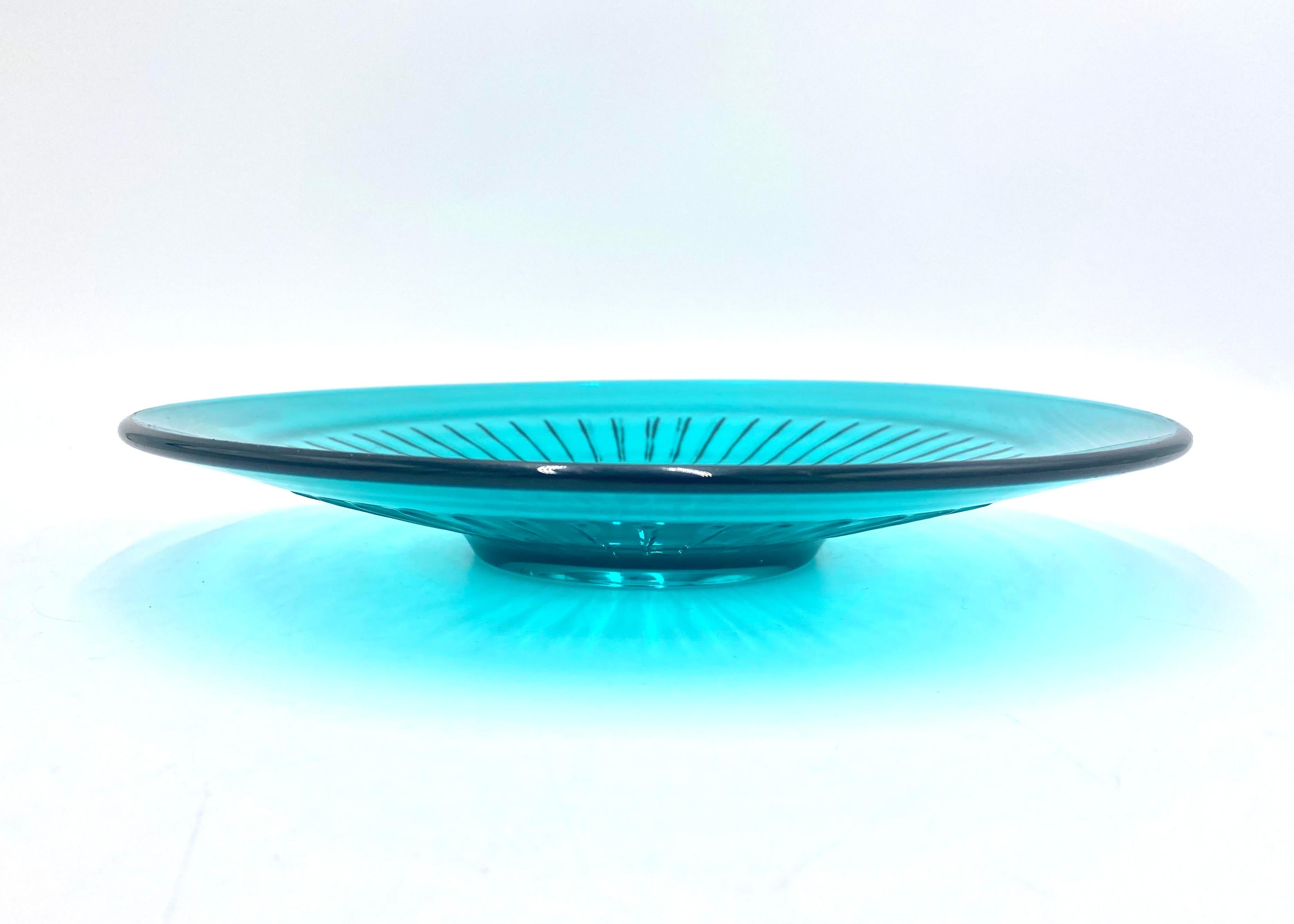 A turquoise plate / platter produced in Poland in the 1970s.

Very good condition

Measures: height 4cm, diameter 29cm.