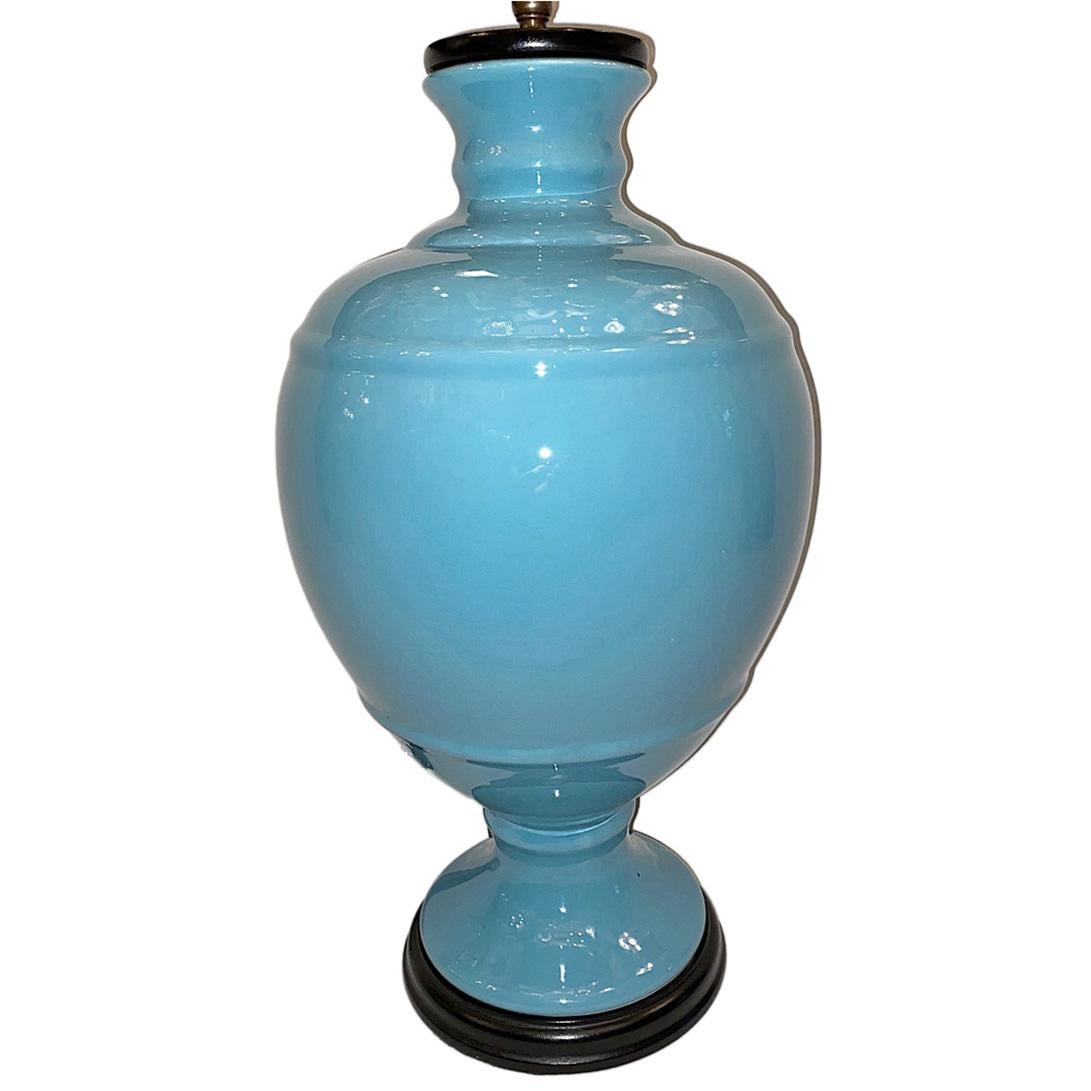 Ein circa 1970's italienischen Porzellan türkisfarbenen Tischlampe.

Abmessungen:
Höhe des Körpers: 17.5