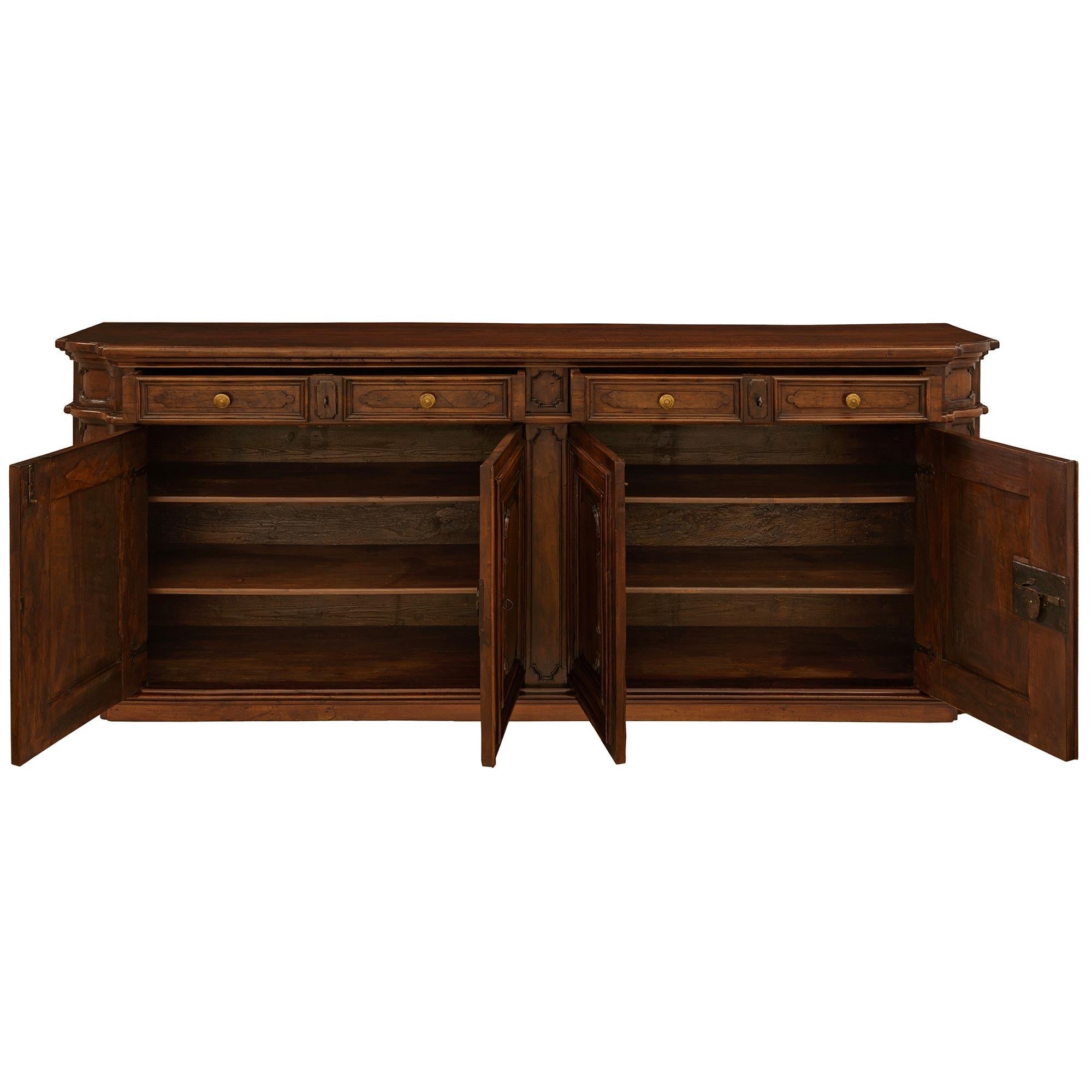 Barockes toskanisches Buffet aus Nussbaum und Eisen aus dem 18. im Zustand „Gut“ im Angebot in West Palm Beach, FL