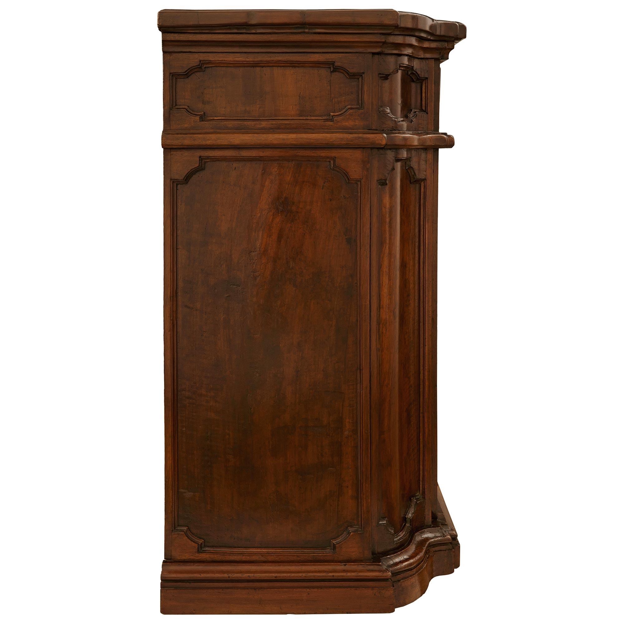 Barockes toskanisches Buffet aus Nussbaum und Eisen aus dem 18. im Angebot 1