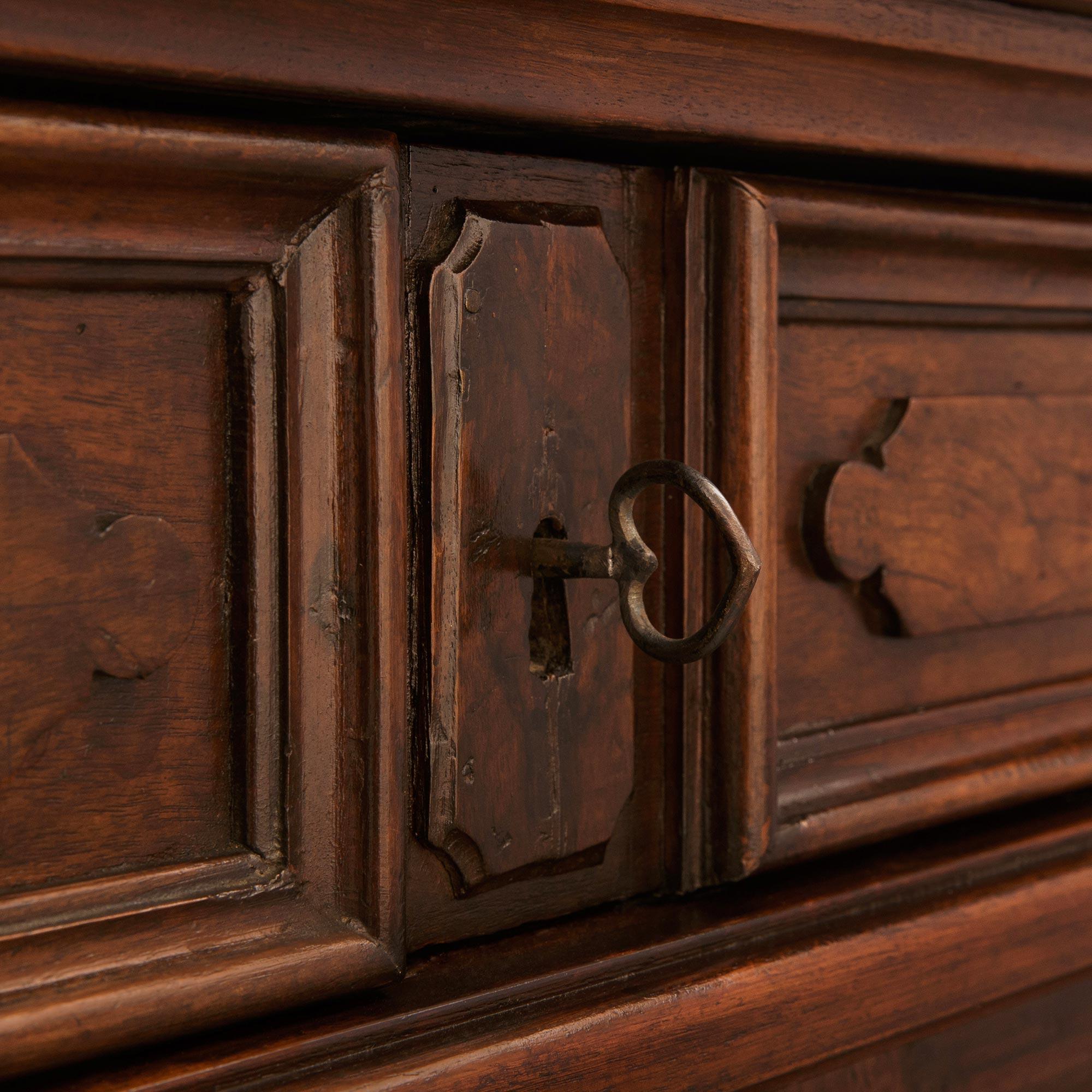 Barockes toskanisches Buffet aus Nussbaum und Eisen aus dem 18. im Angebot 2