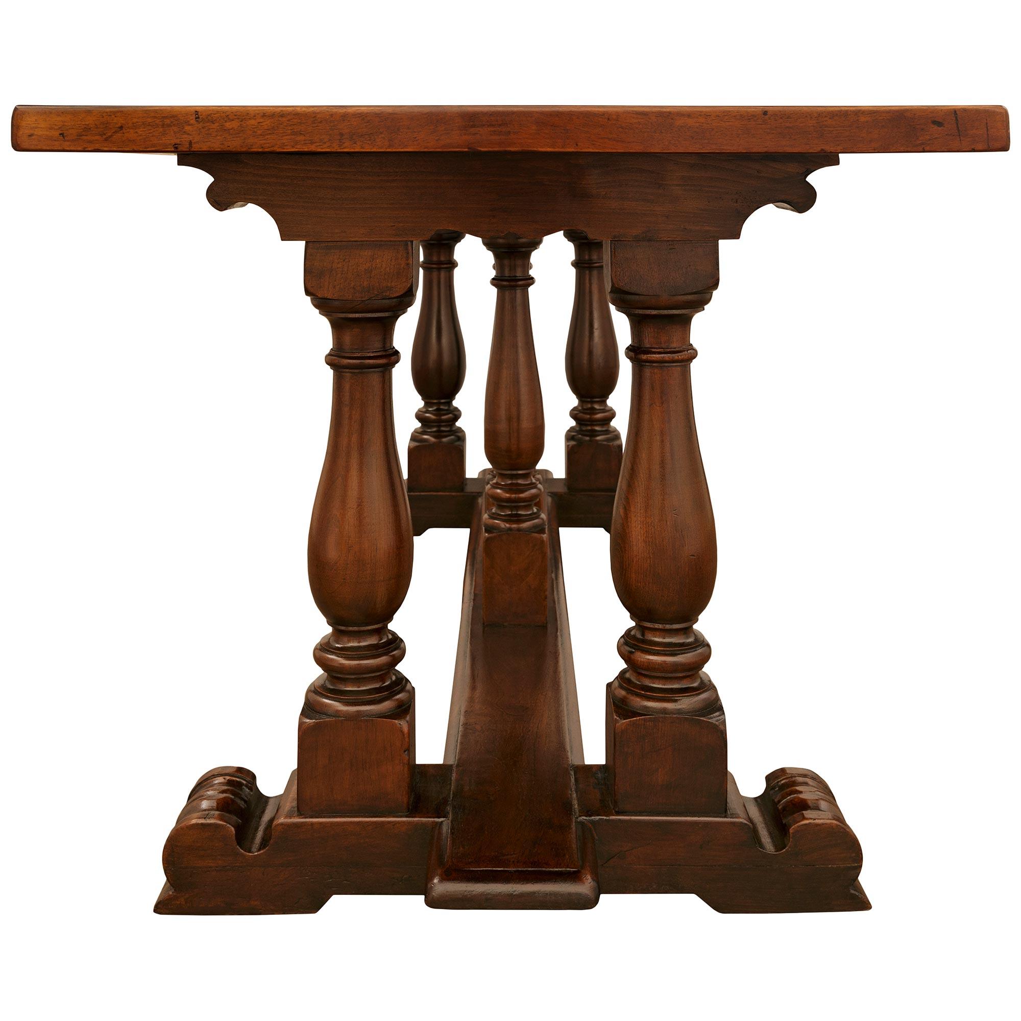 A Tuscan early 19th century Walnut trestle table In Good Condition For Sale In West Palm Beach, FL