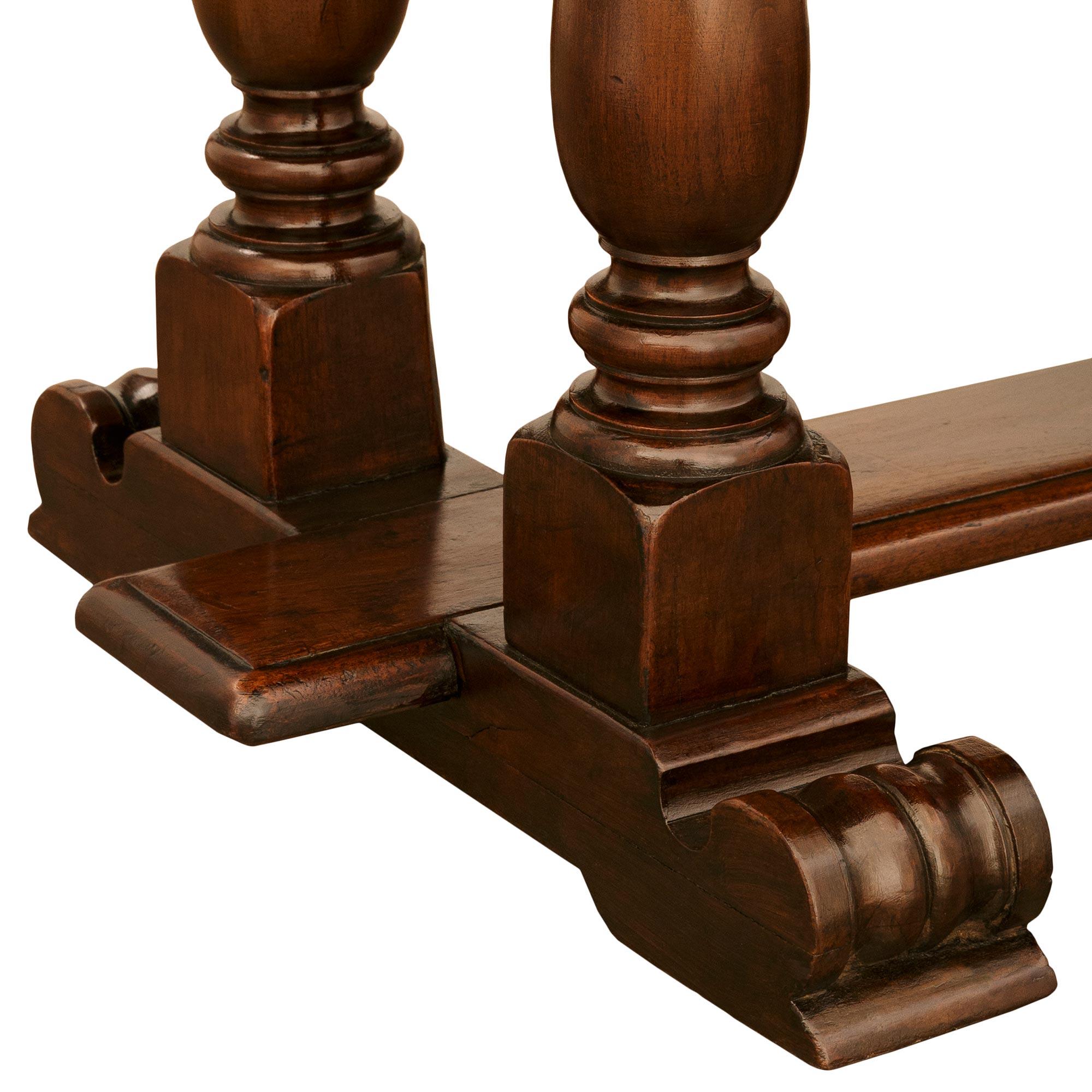 A Tuscan early 19th century Walnut trestle table For Sale 3