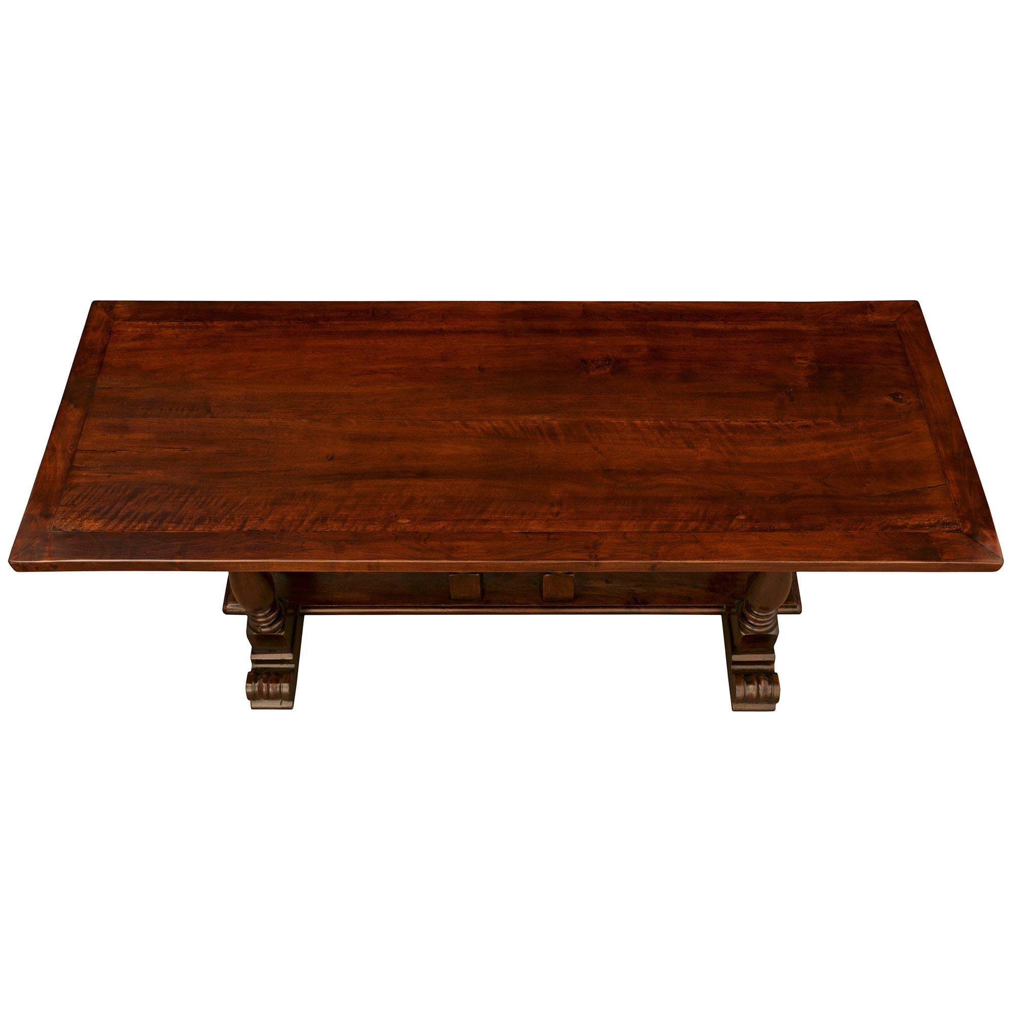 A Tuscan early 19th century Walnut trestle table For Sale 4
