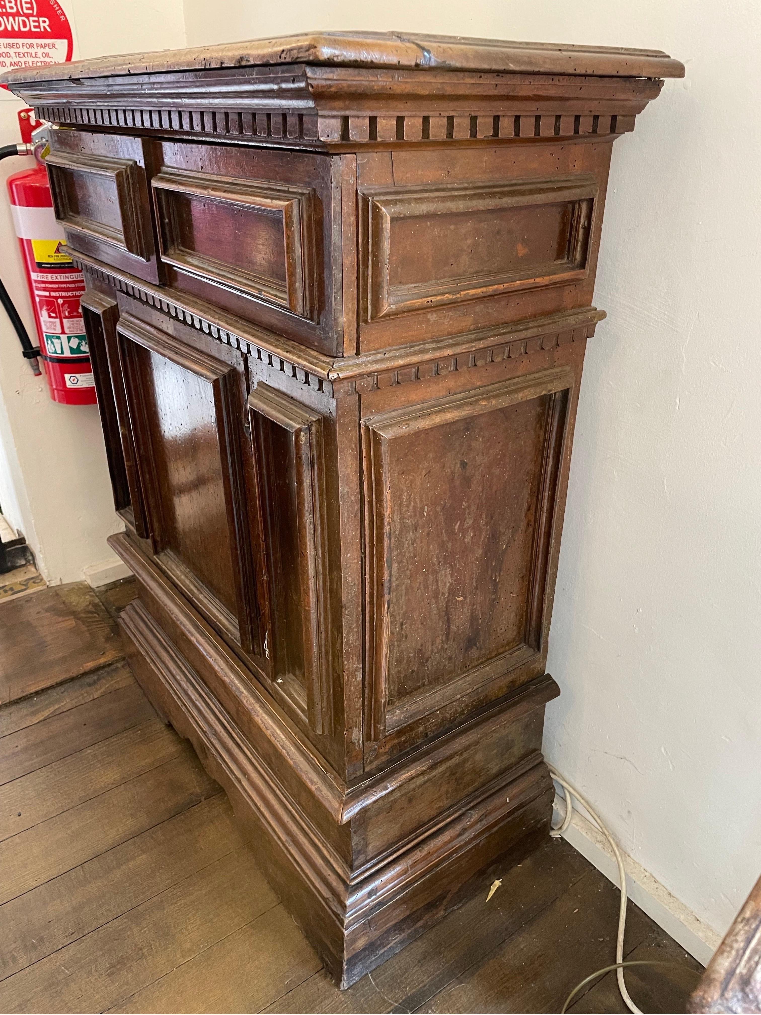 A Tuscan Walnut Credenza, 17th century In Good Condition For Sale In ARMADALE, VIC