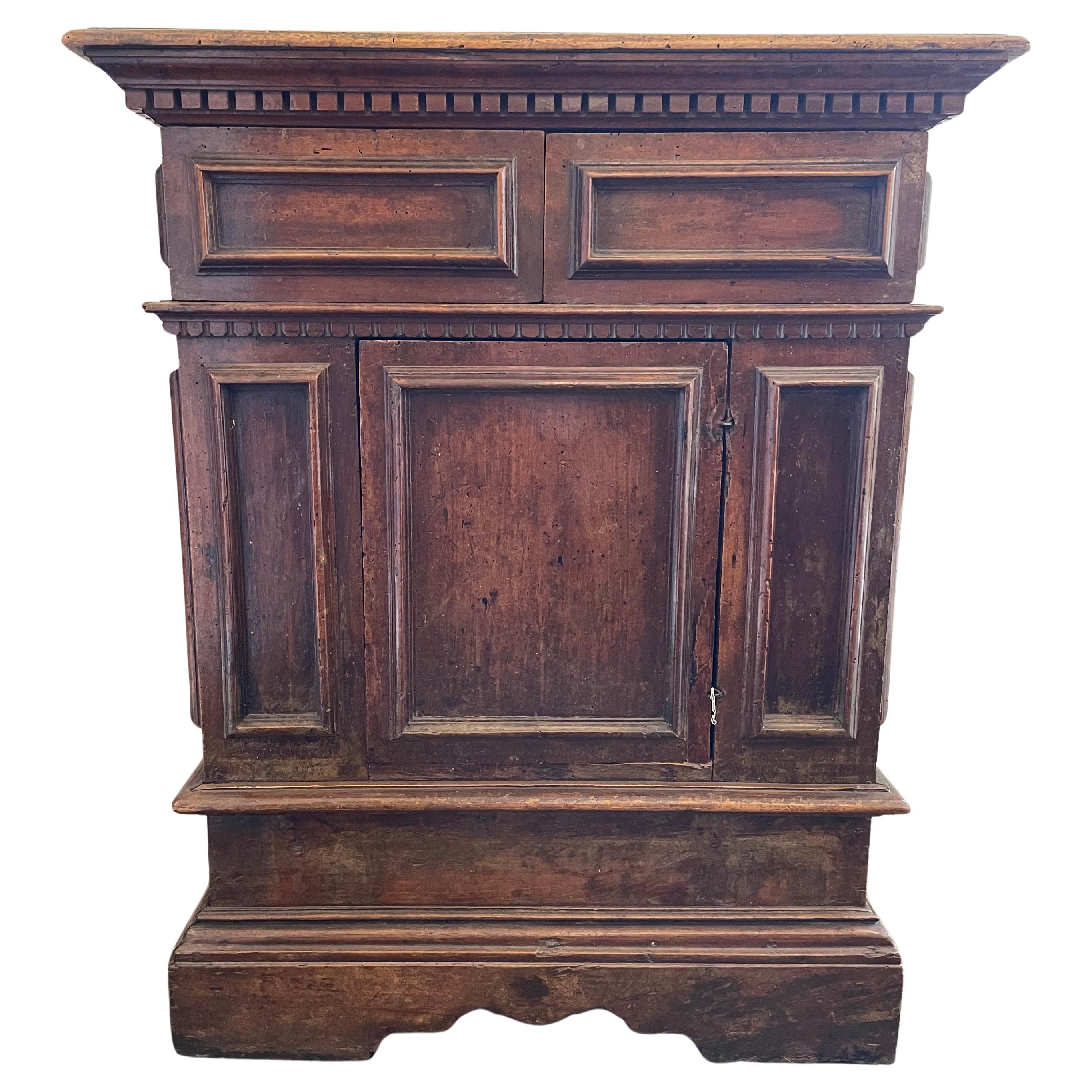 Credenza toscana de nogal, siglo XVII