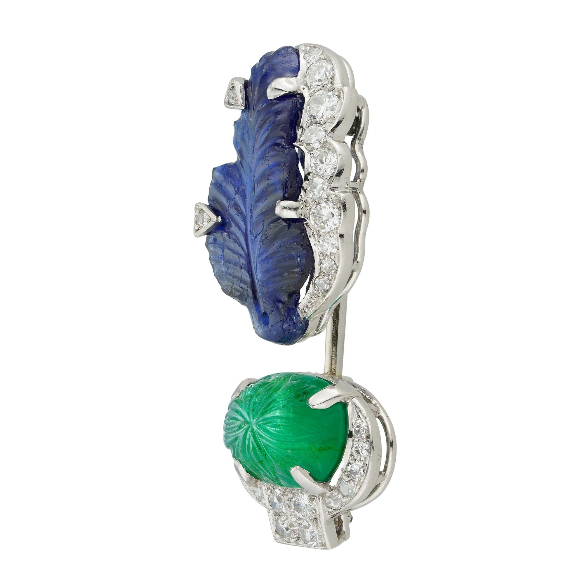 Épingle à jabot Cartier tutti-frutti, en forme de plante, la base avec une émeraude ovale sculptée de style moghol sertie dans un croissant incrusté de diamants de taille ancienne, le sommet serti d'un saphir finement sculpté, accompagné d'un