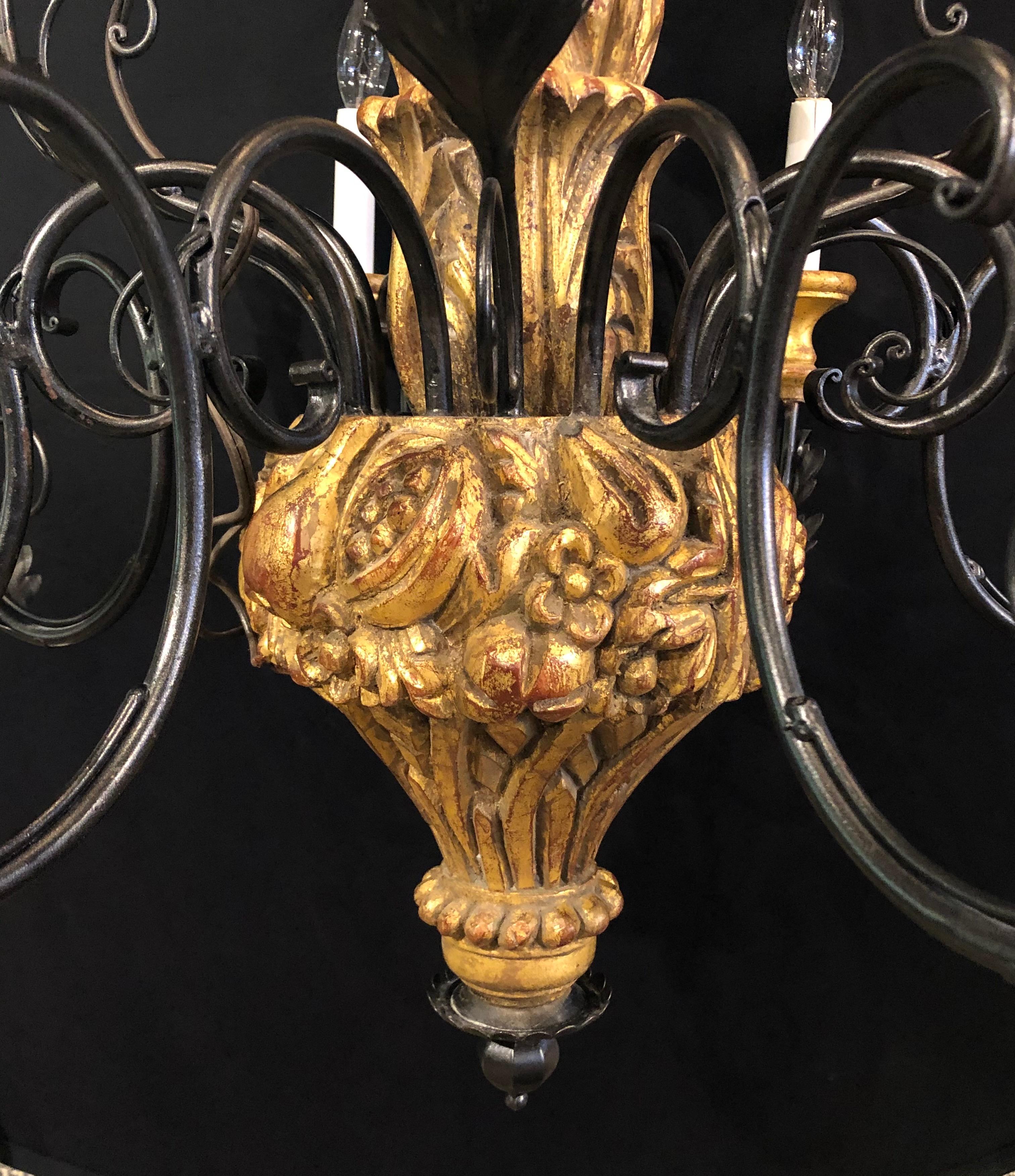 Lustre italien à douze feux, décoré de dorures à la feuille et doté d'un dais en vente 4
