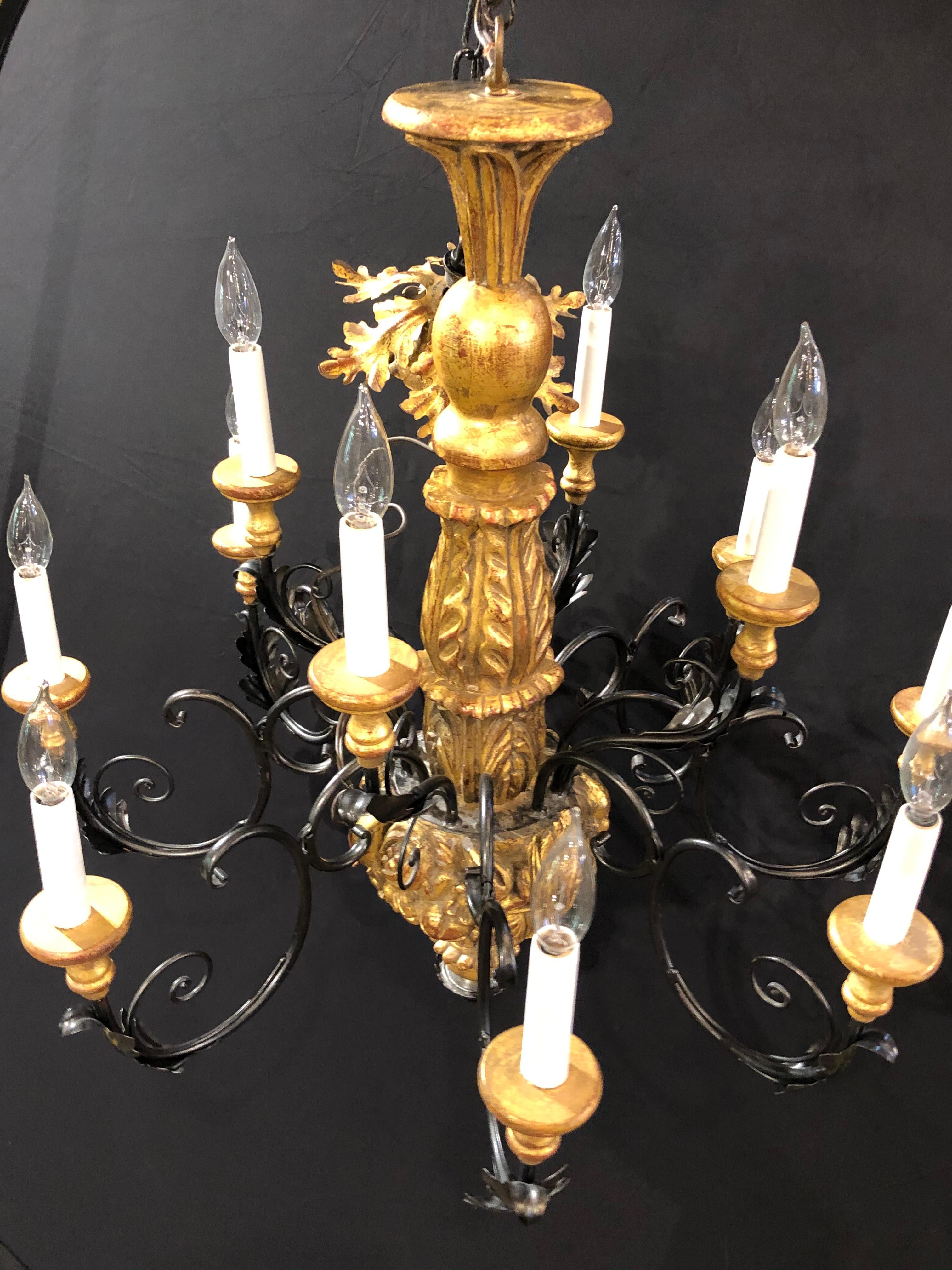 Fin du 20e siècle Lustre italien à douze feux, décoré de dorures à la feuille et doté d'un dais en vente