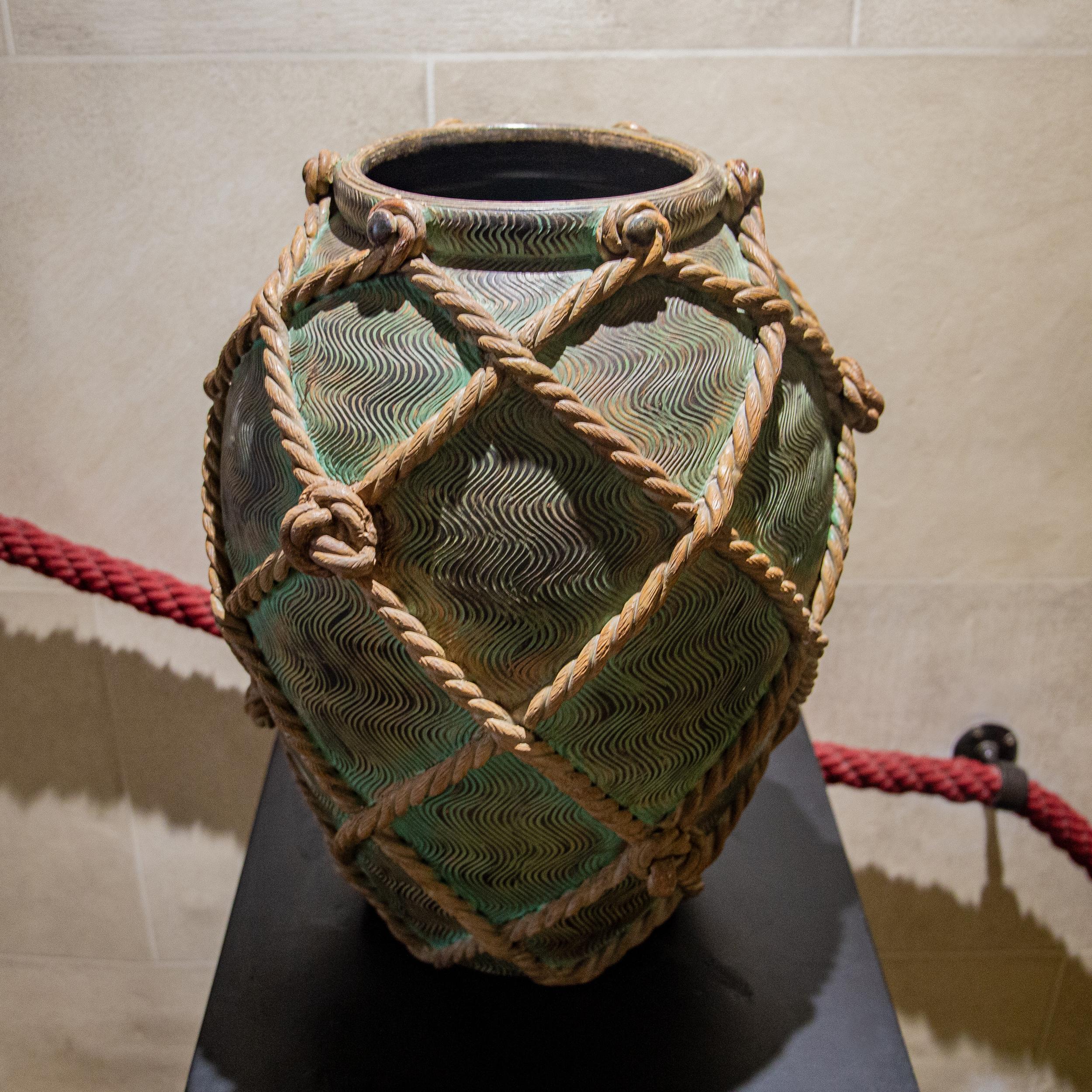 A twisted rope ceramic urn by Ugo Zaccagnini - Firenze 1930s, signed In Good Condition For Sale In London, GB
